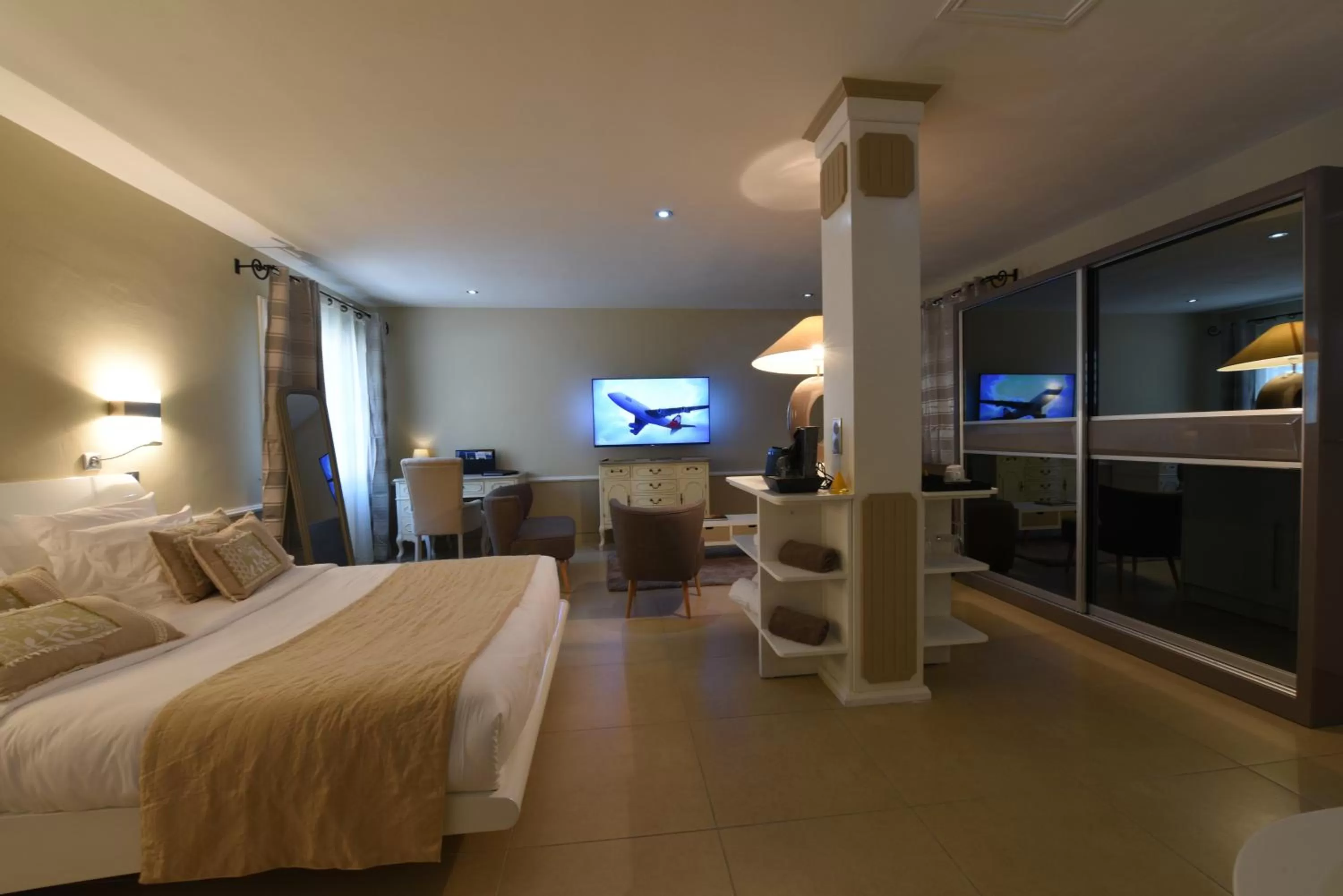 Photo of the whole room, Bed in Hotel Le Cilaos