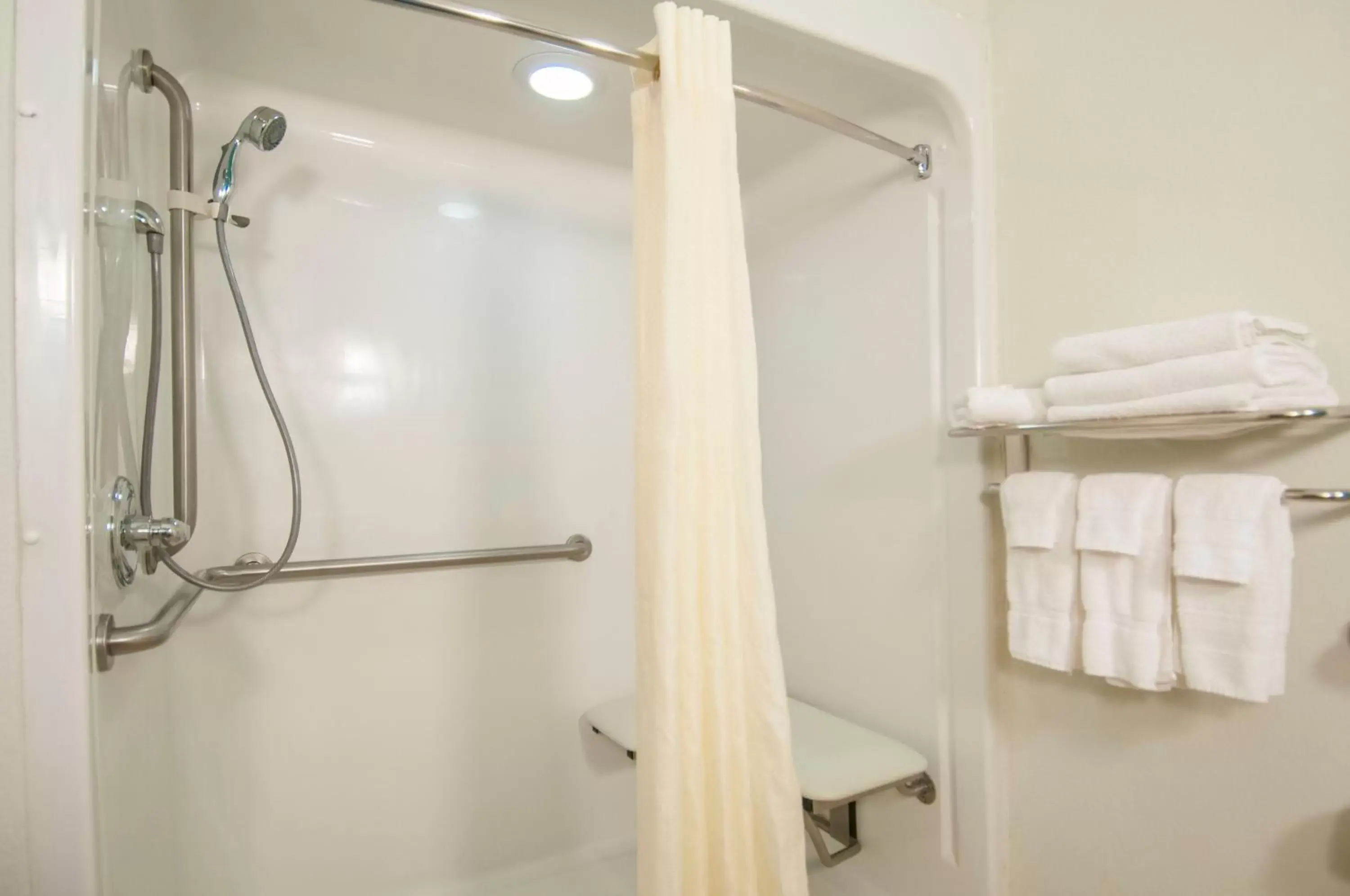 King Room with Roll-in Shower - Disability Access/Non-Smoking in Best Western Plus Blue Angel Inn