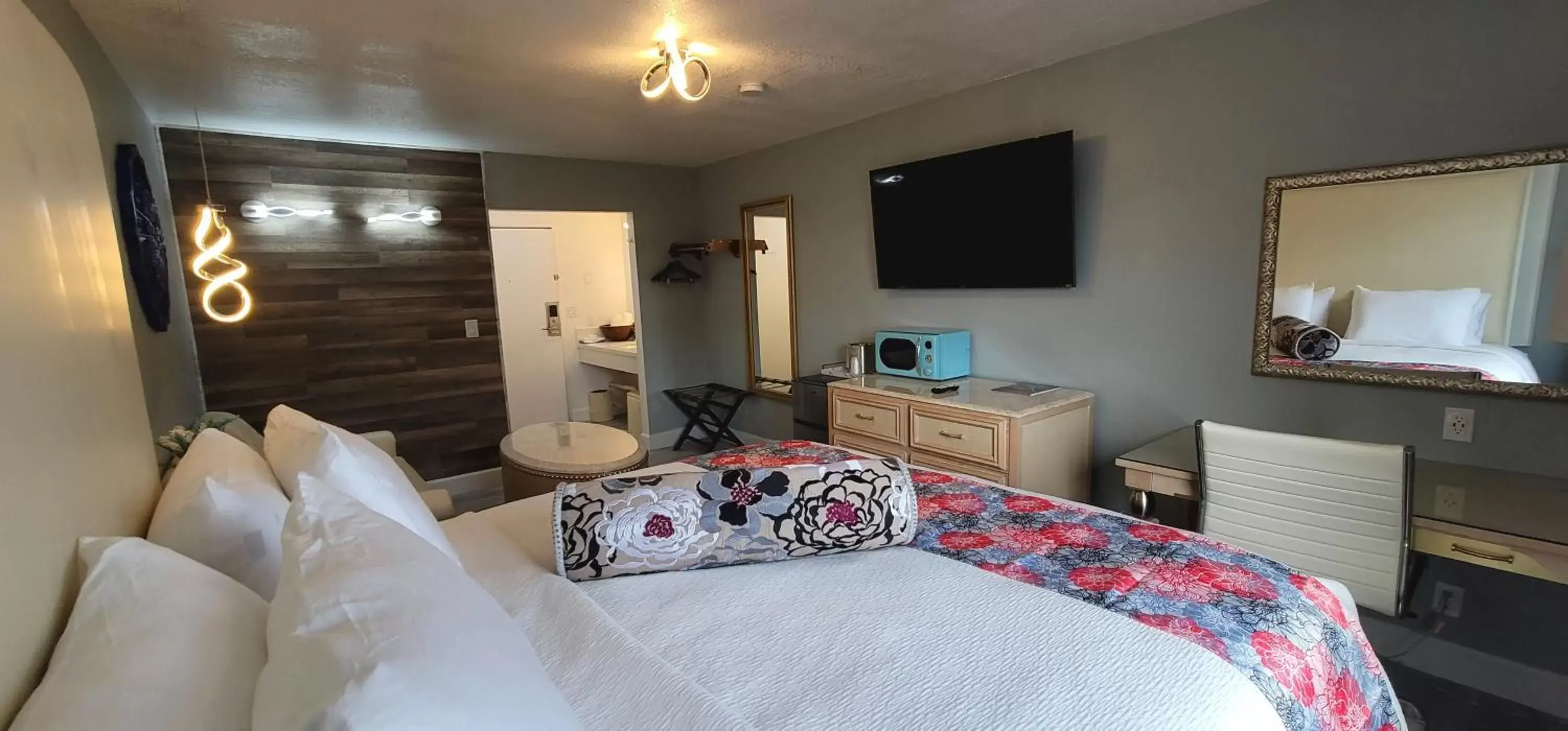 Bed, TV/Entertainment Center in Dragonfly Inn & Suites