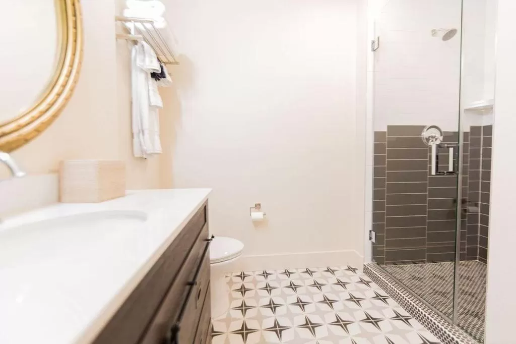 Bathroom in The Bishop Arts Hotel by Qresorts