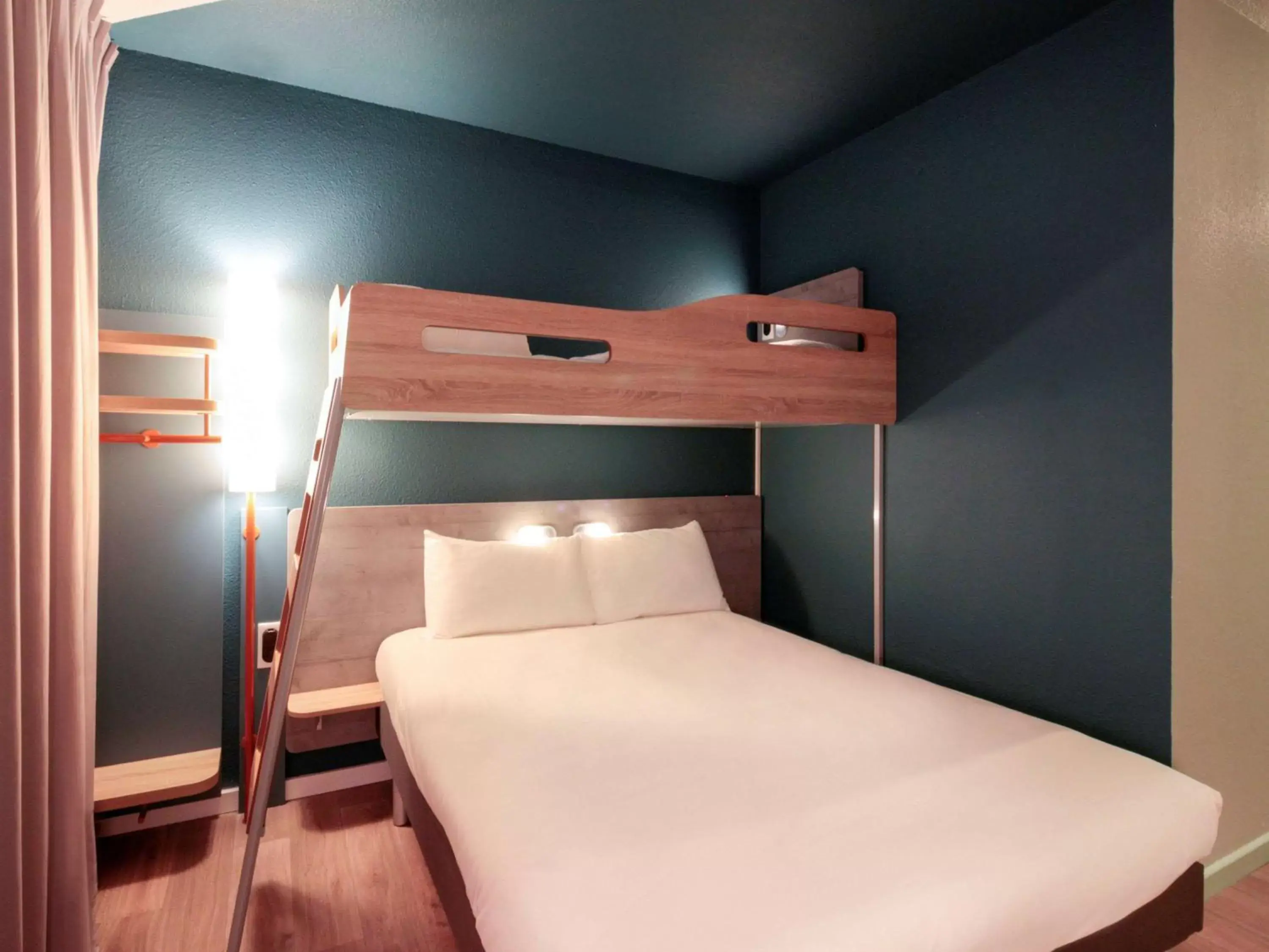 Photo of the whole room, Bunk Bed in ibis budget Cahors