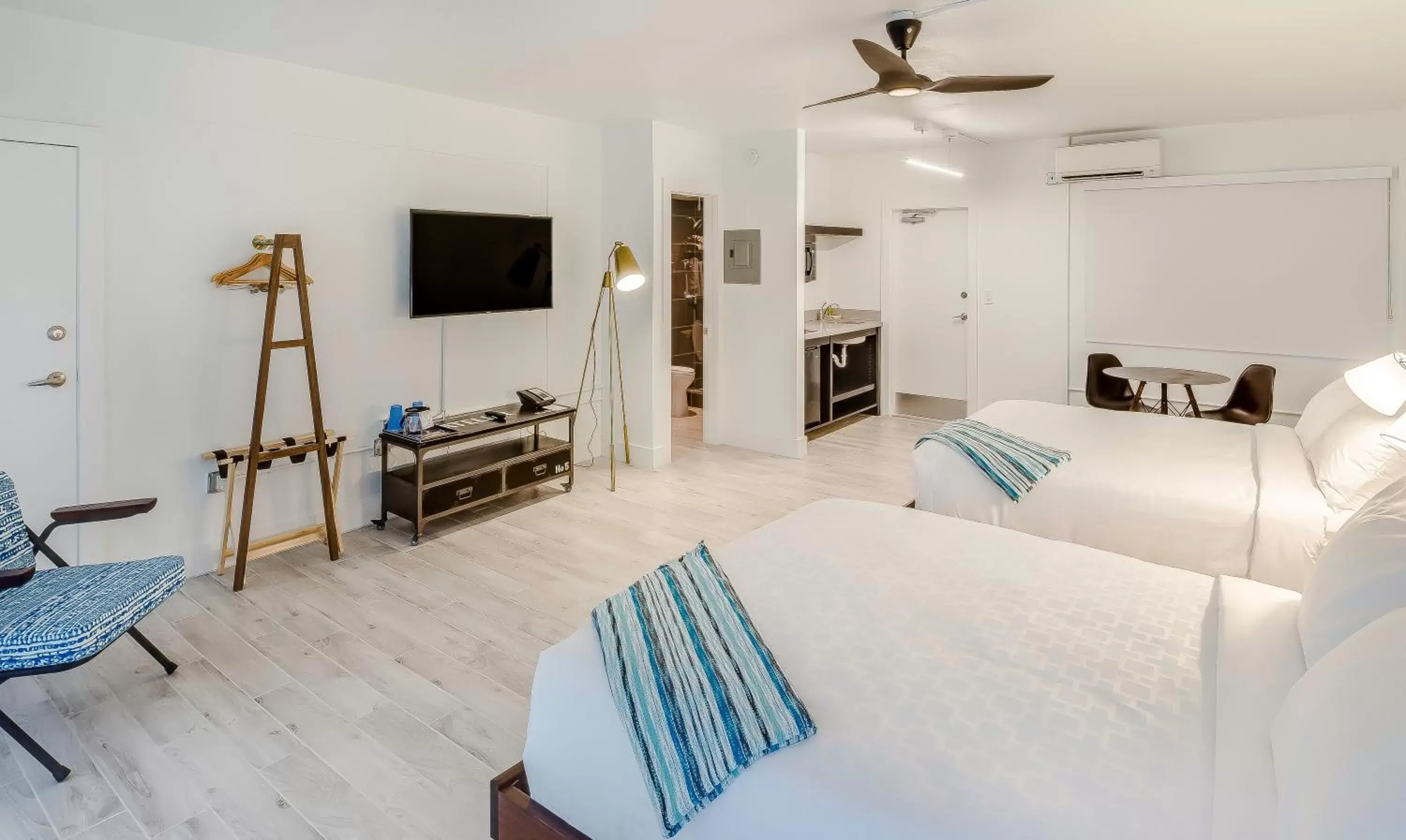 Bathroom, TV/Entertainment Center in Plunge Beach Resort