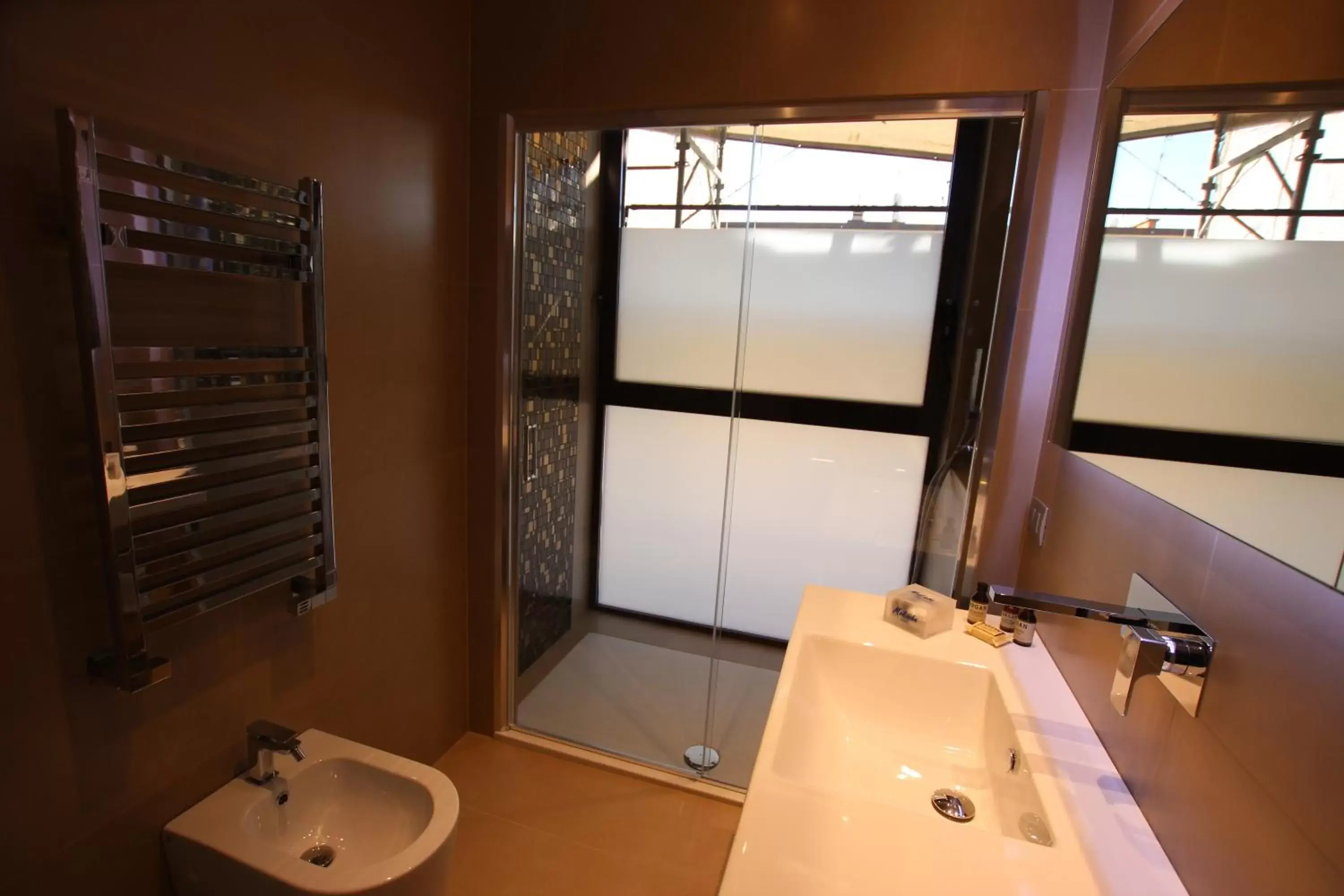 Shower, Bathroom in Mokinba Hotels Baviera