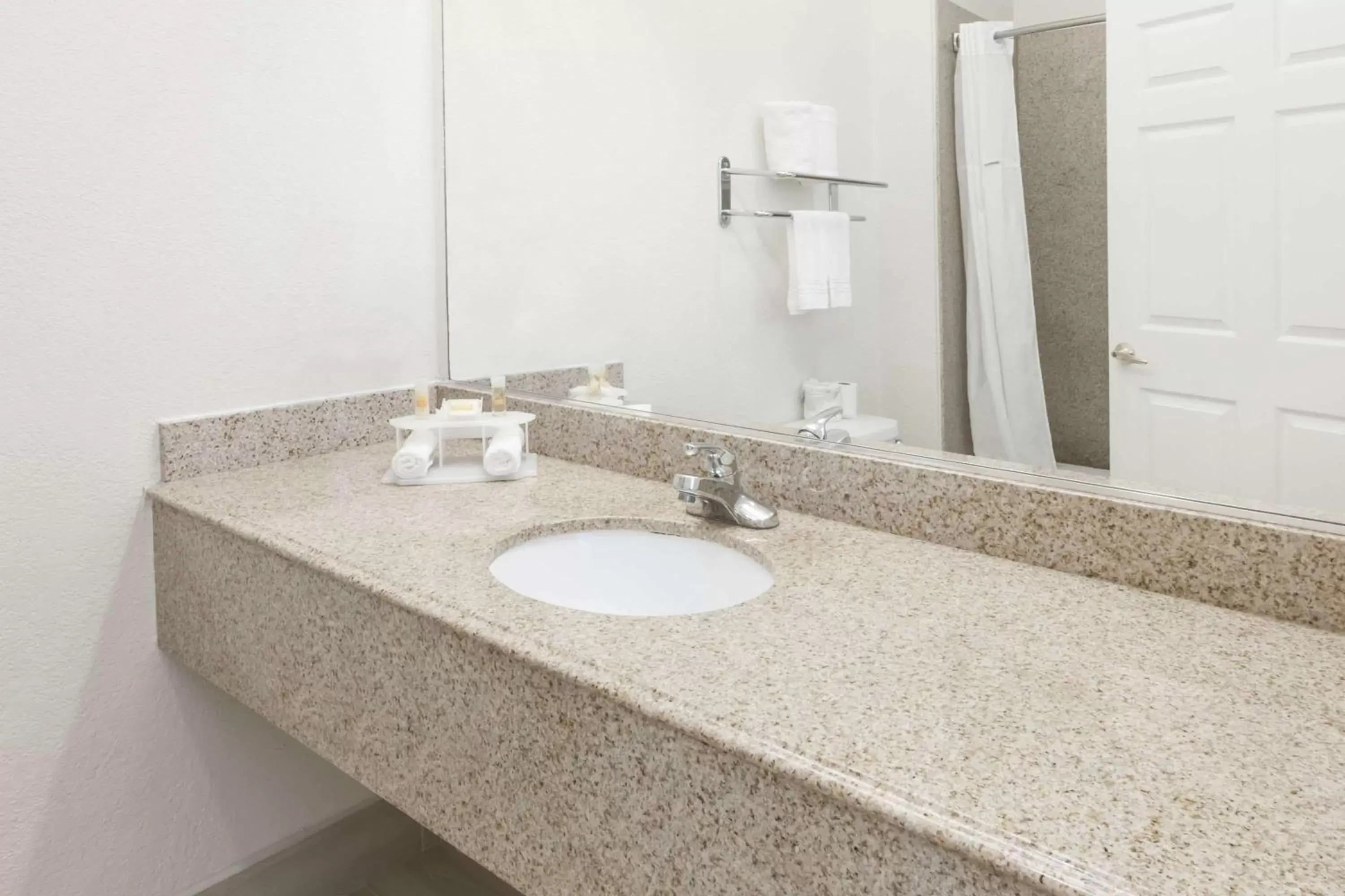 Photo of the whole room, Bathroom in Days Inn & Suites by Wyndham Pasadena