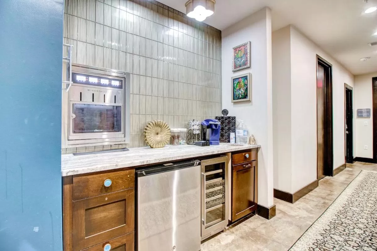 Living room in The Bishop Arts Hotel by Qresorts