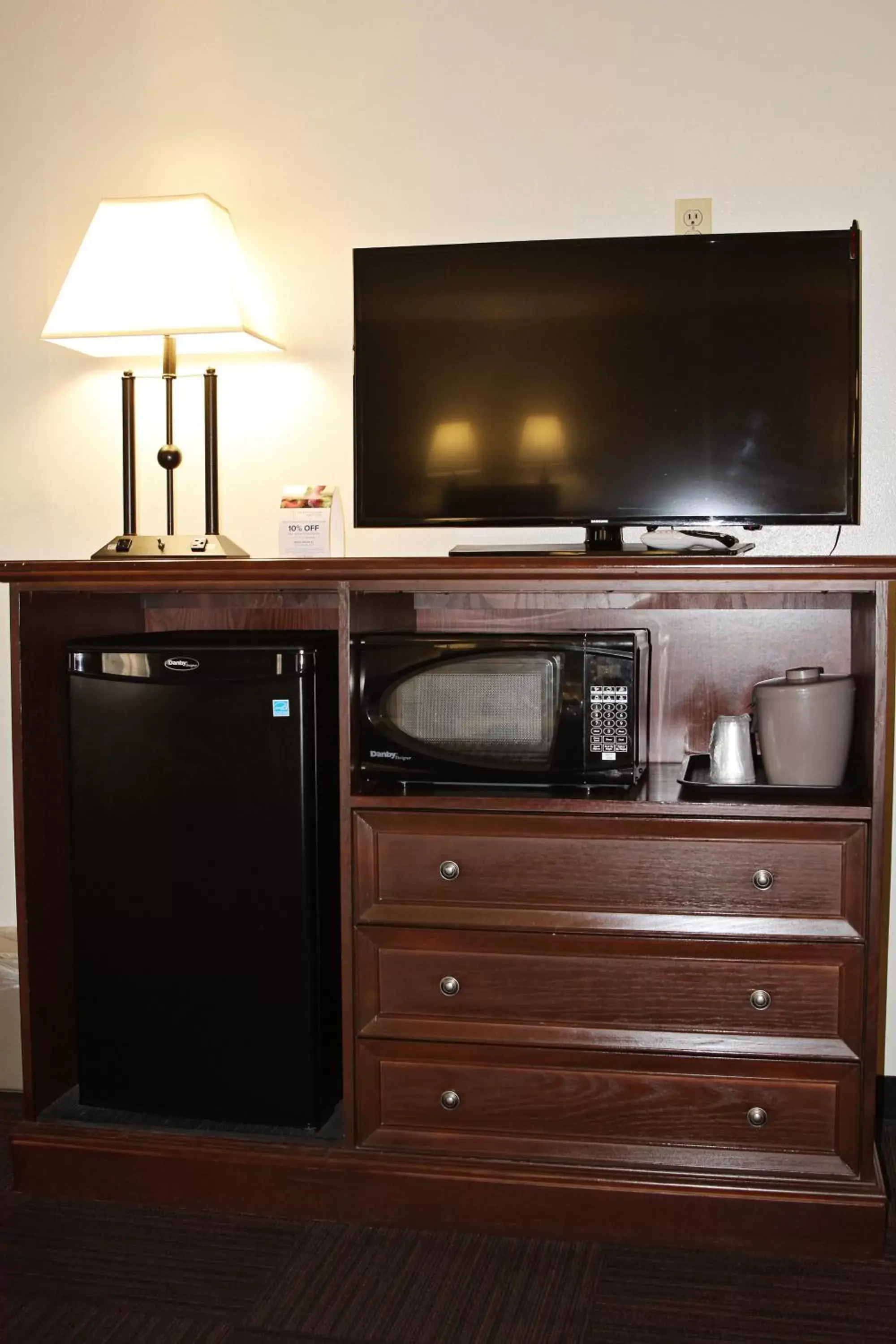 Queen Room with Two Queen Beds in Bowen Motel Queen Room with Two Queen Beds in Bowen Motel