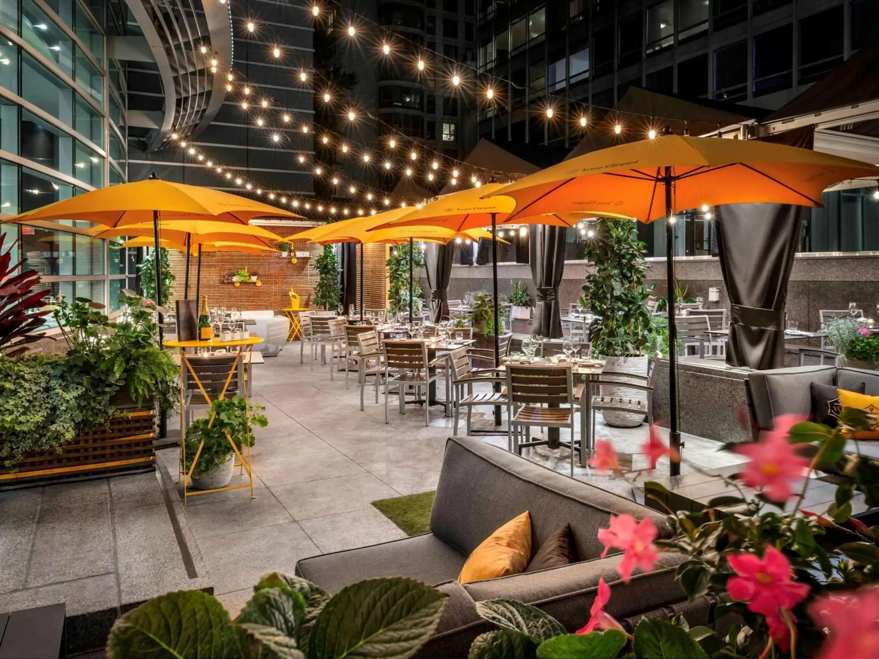 Property building, Restaurant/Places to Eat in Sofitel Montreal Golden Mile