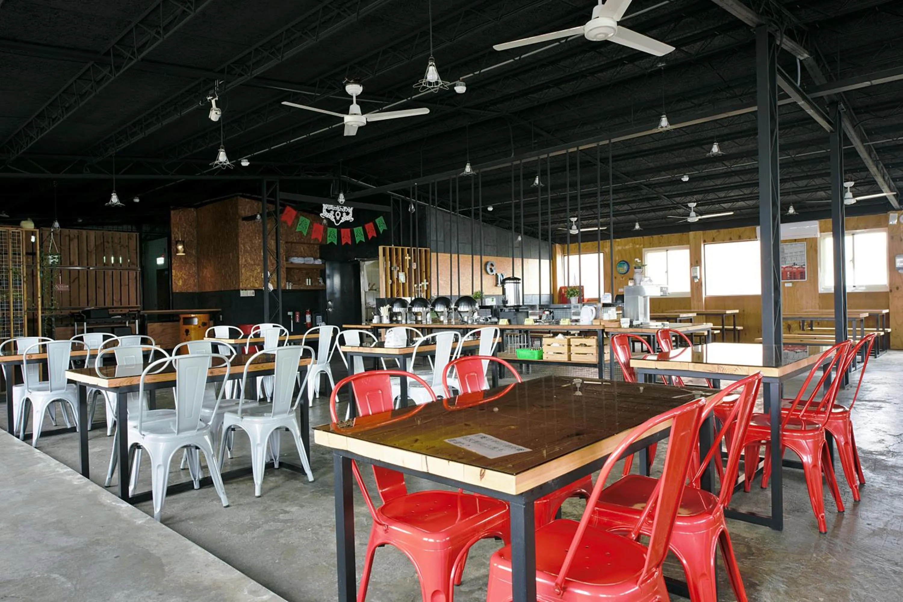 Restaurant/places to eat in Good Night Hotel