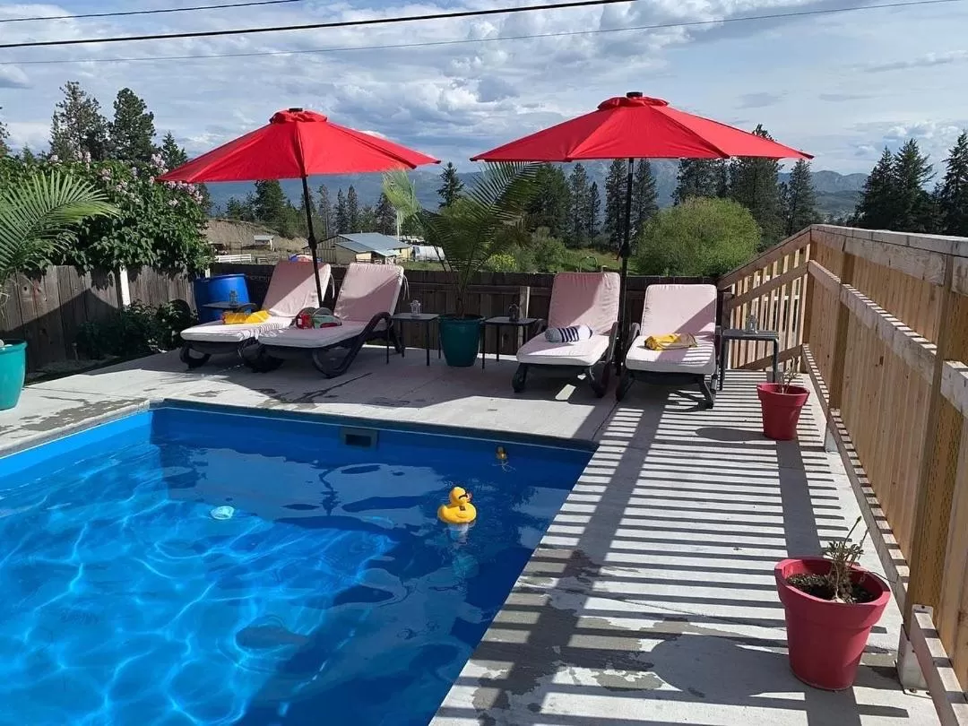 Swimming pool in Salish B&B and Spa