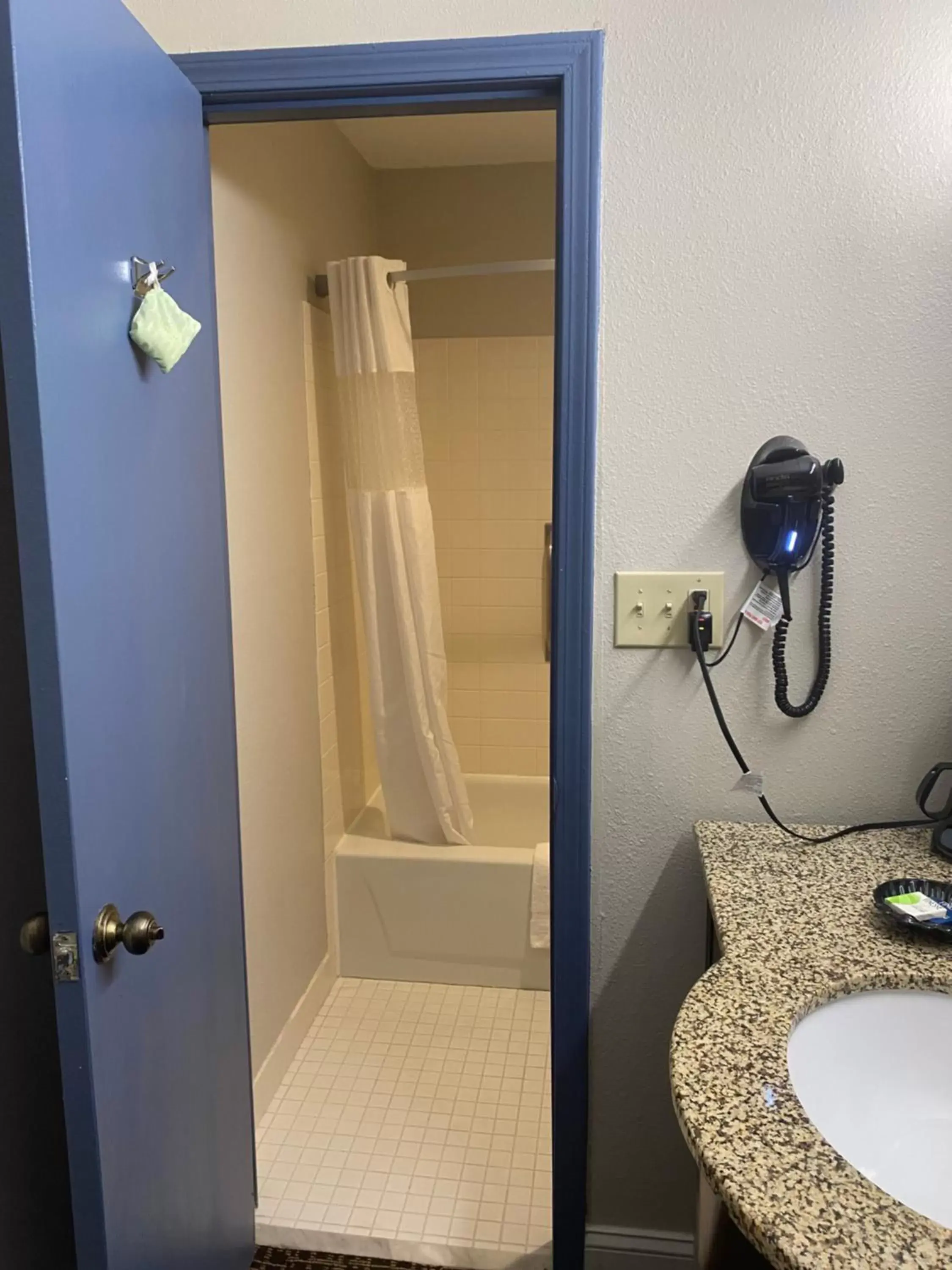 Bathroom in Fairview Inn - Greensboro Airport