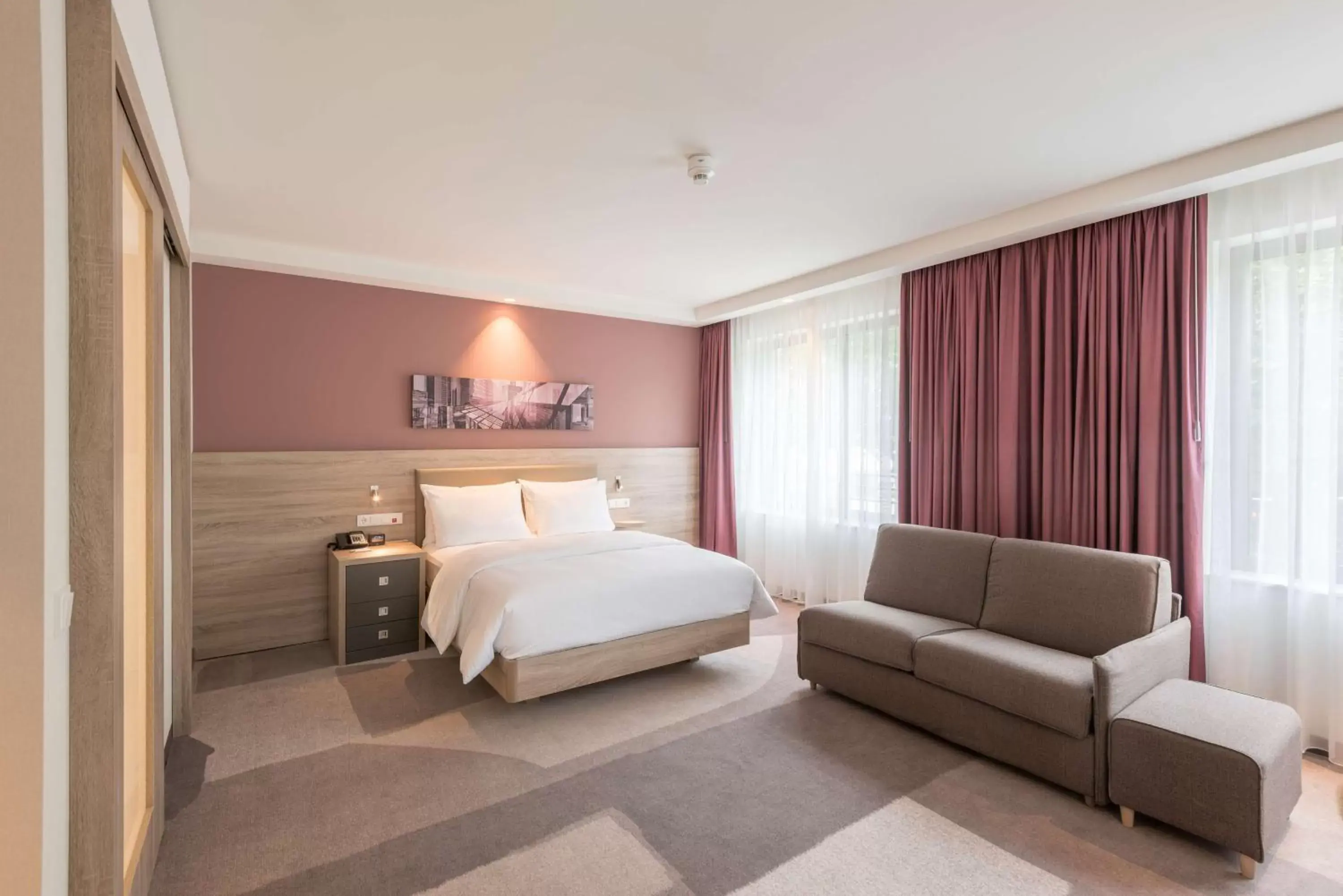 Living room, Bed in Hampton By Hilton Frankfurt City Centre East