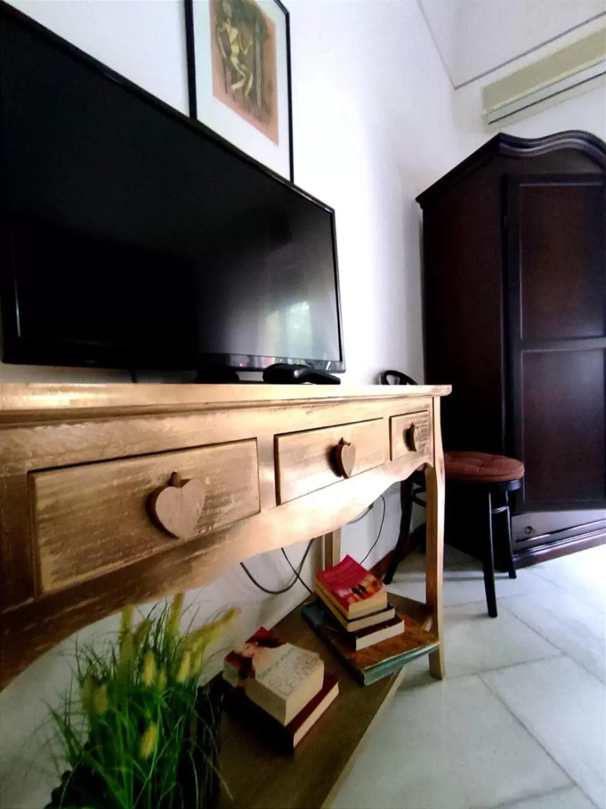 Decorative detail, TV/Entertainment Center in Aedes B&B Il Giardino dei Sogni