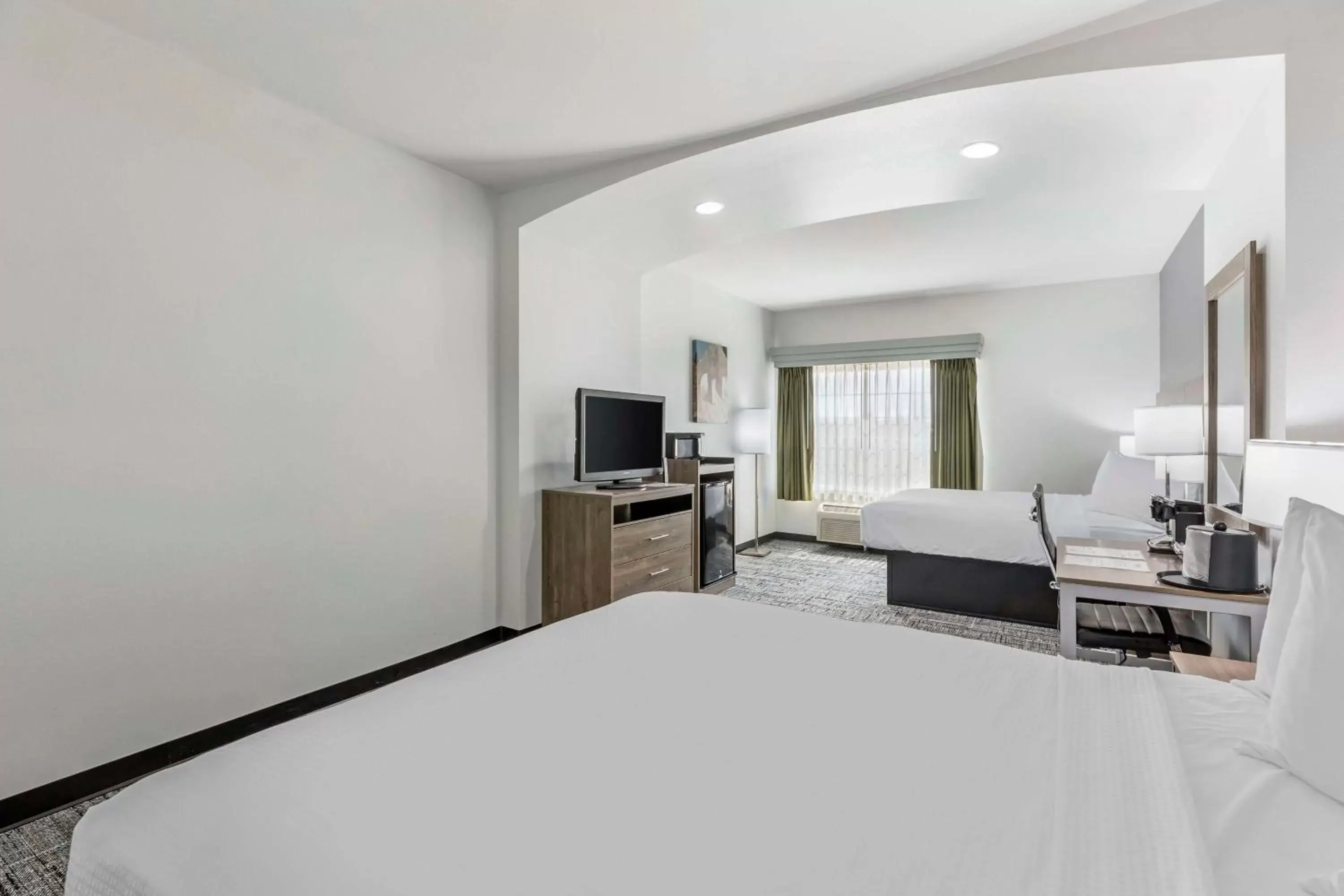 Bedroom in Best Western Plus MidAmerica Hotel