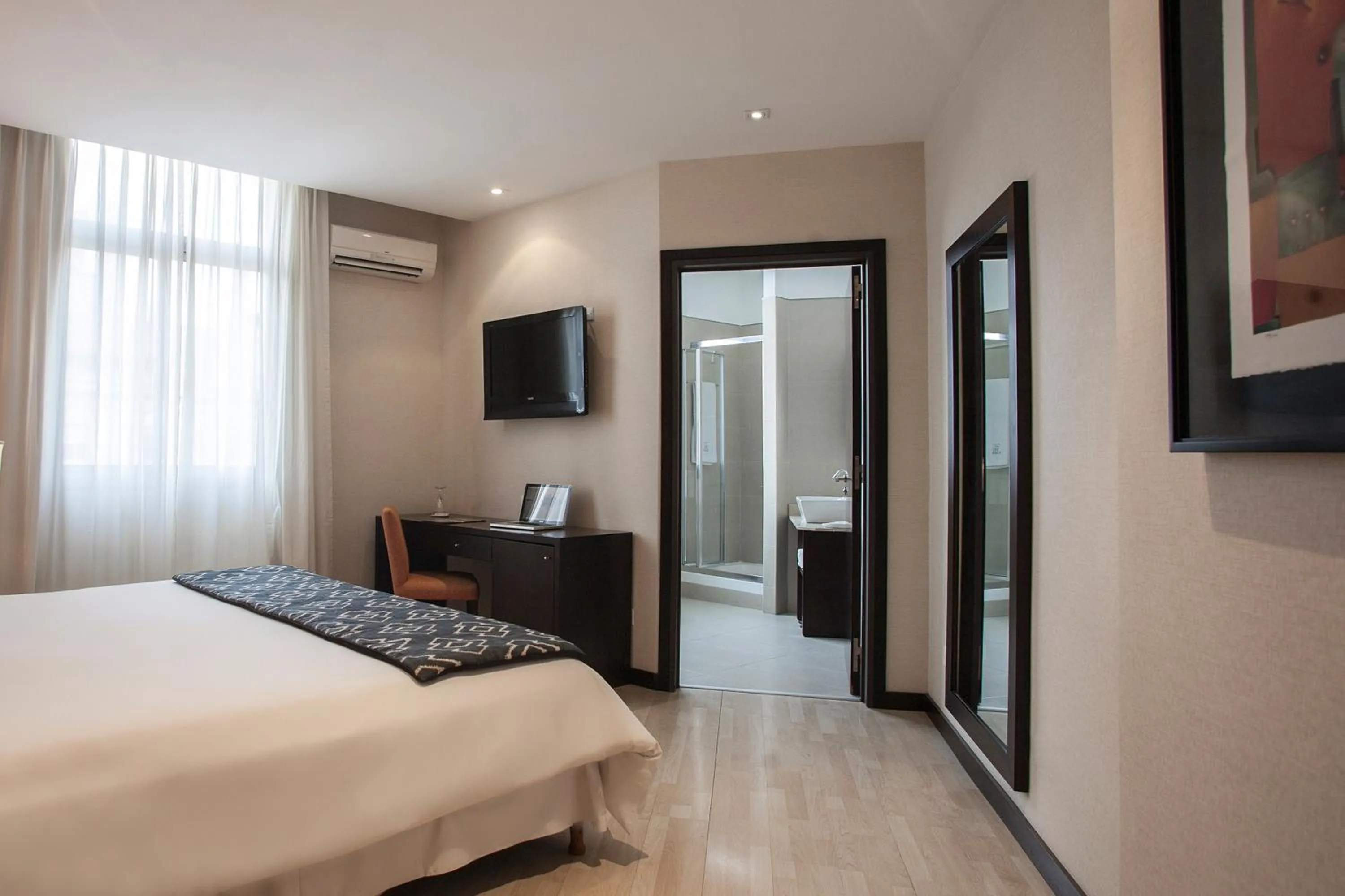 Photo of the whole room, Bed in HR Luxor Hotel Buenos Aires