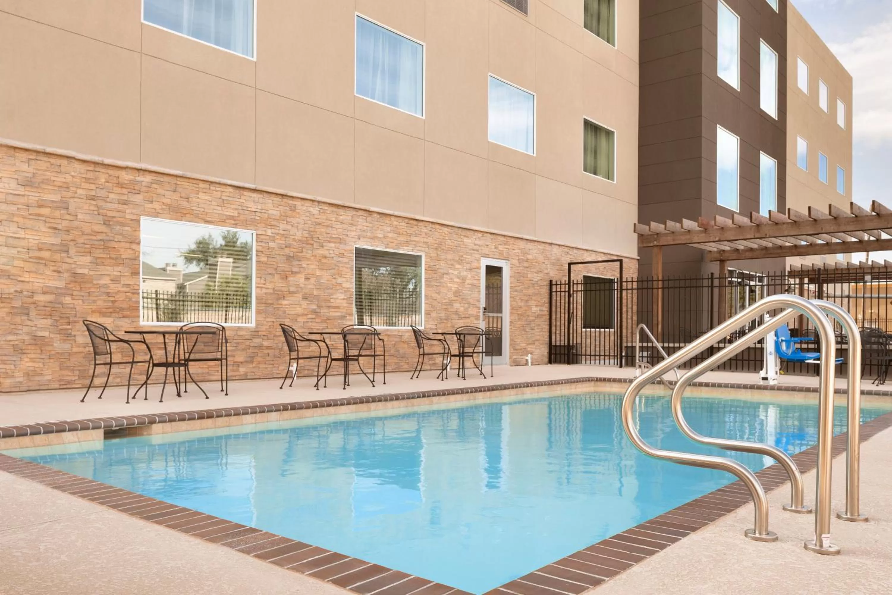 Swimming pool in Best Western Plus Westheimer - Westchase Inn & Suites