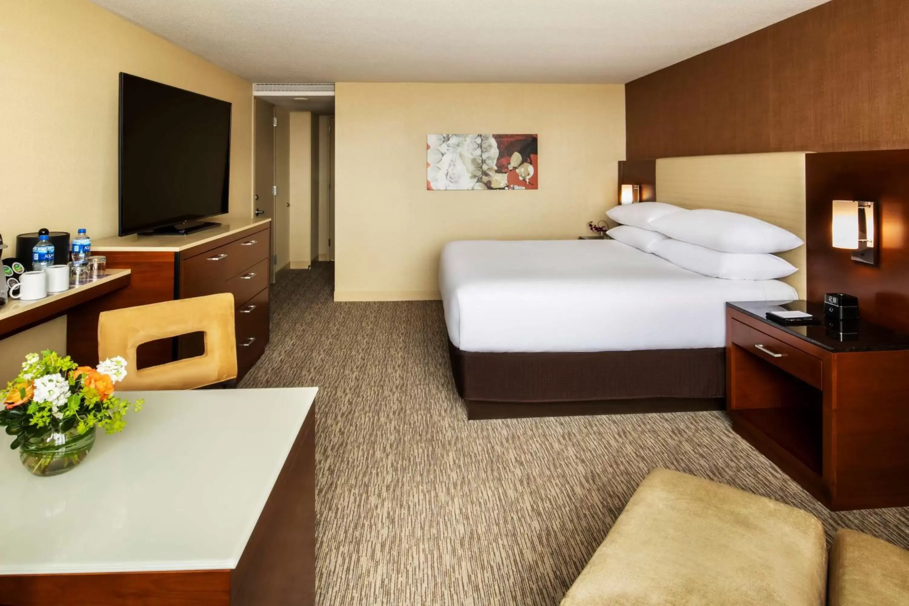 Photo of the whole room, Bed in Hyatt Regency O'Hare Chicago