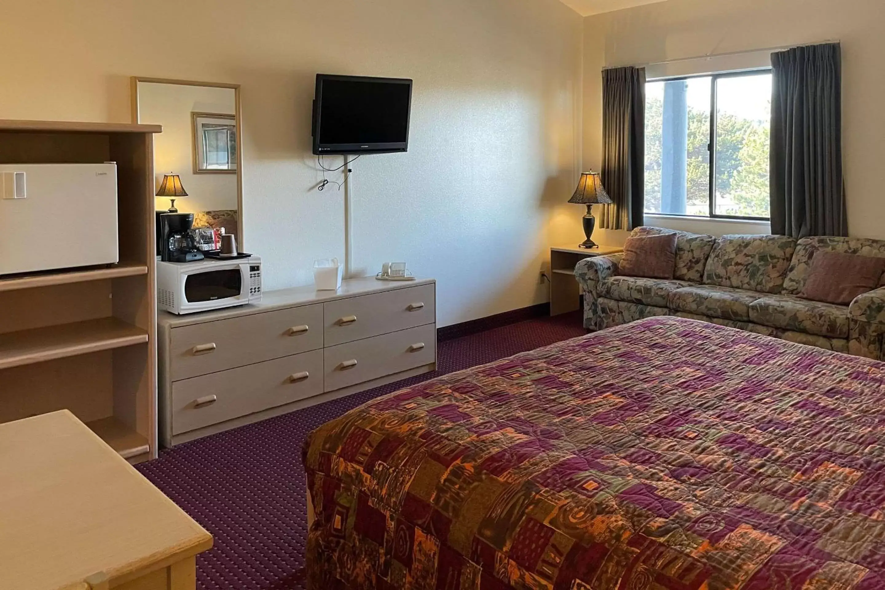 Bedroom, TV/Entertainment Center in Edgewater Inn and Suites