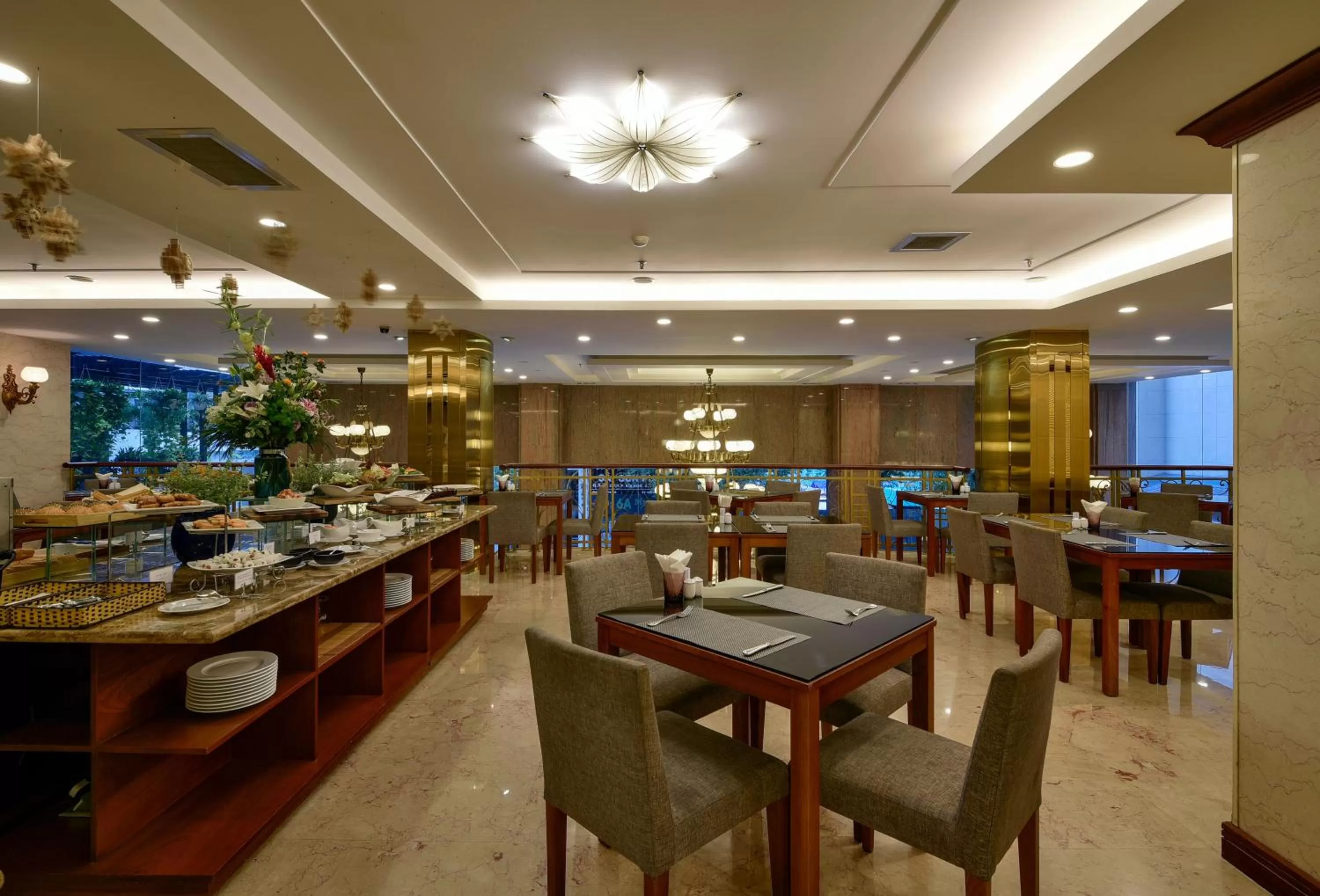 Restaurant/places to eat in Aquari Hotel