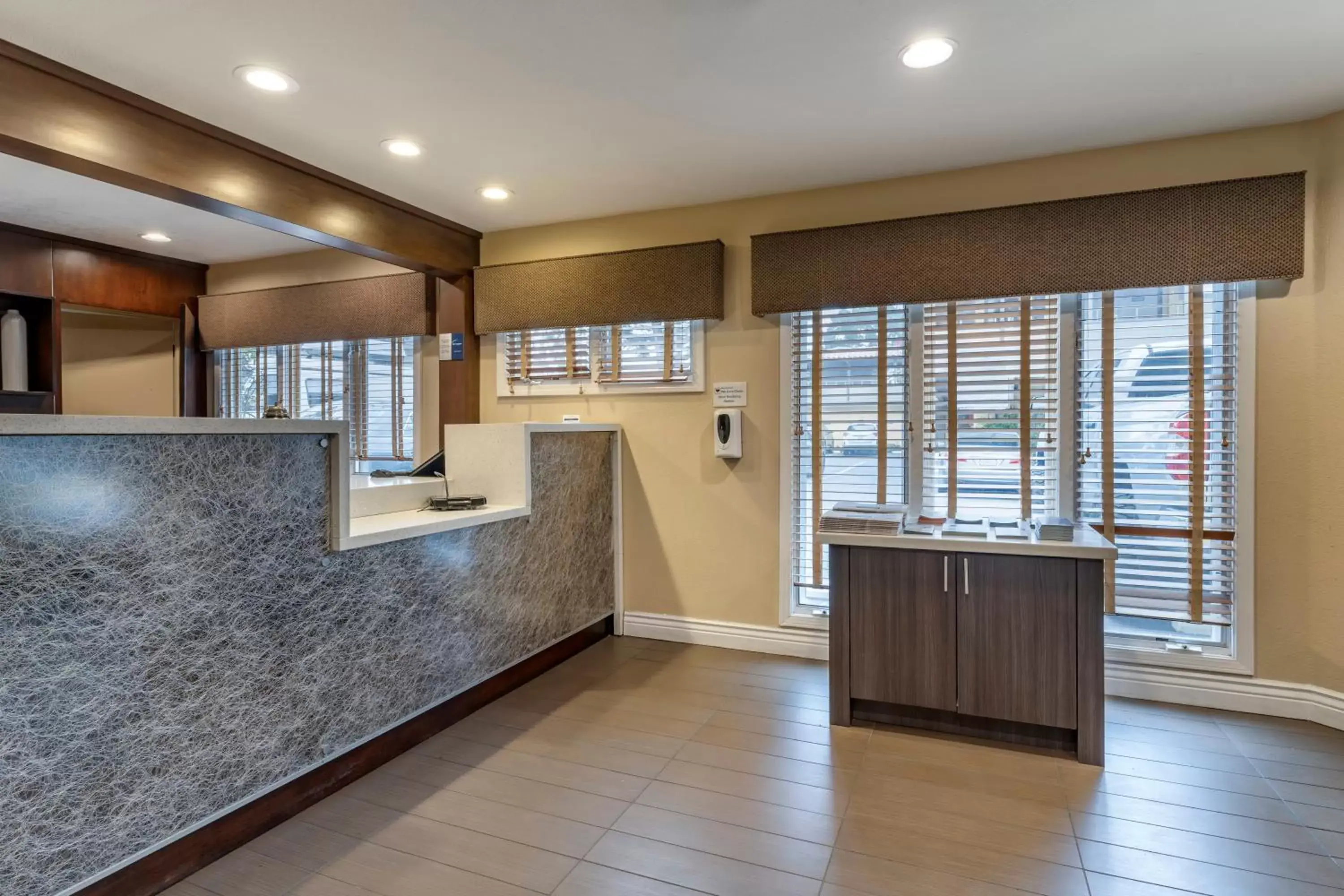 Lobby or reception, Kitchen/Kitchenette in Best Western Carmel's Town House Lodge