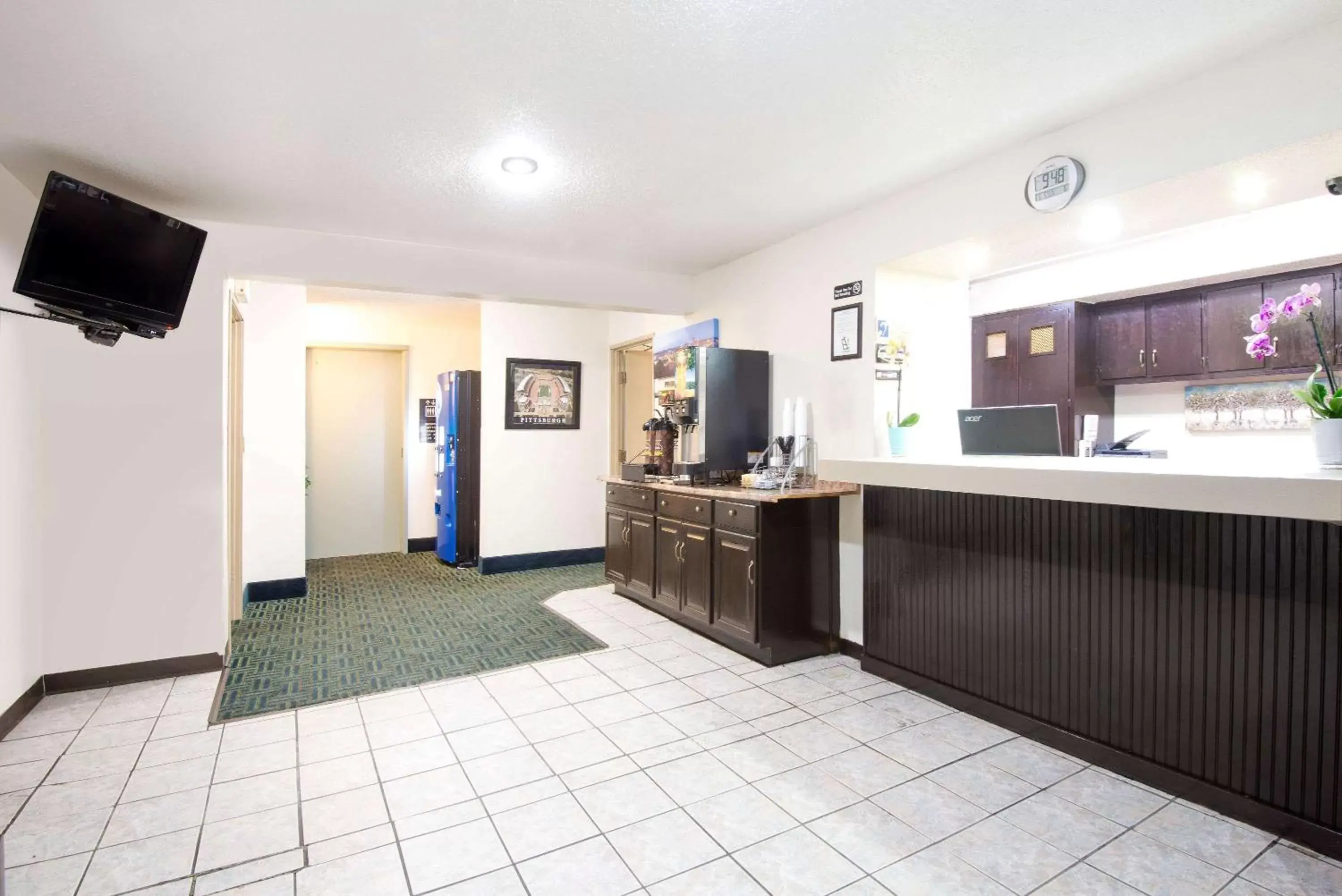 Lobby or reception in Super 8 by Wyndham Pittsburgh Airport/Coraopolis Area