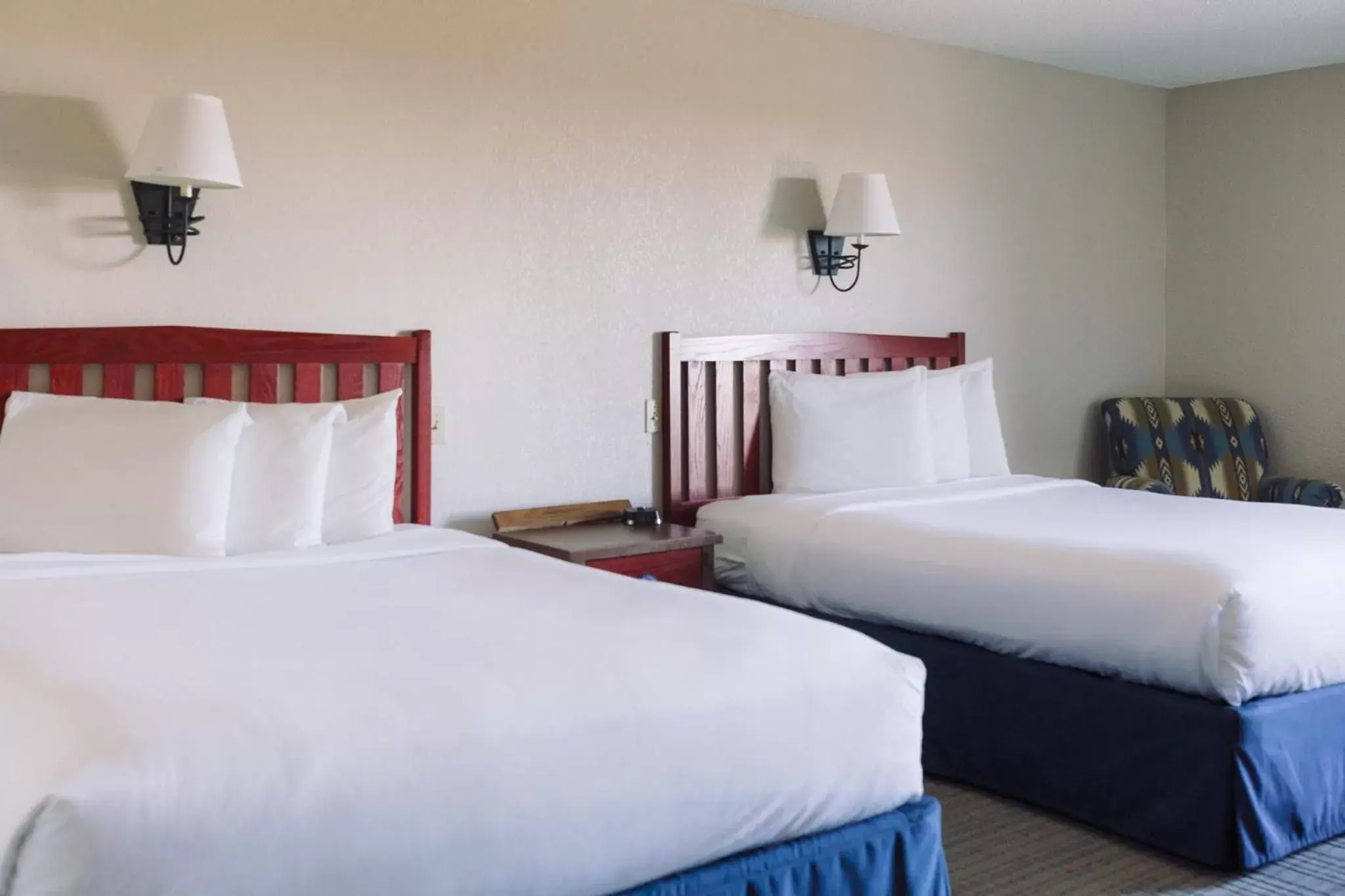 Bed in Wildwood Lodge & Suites