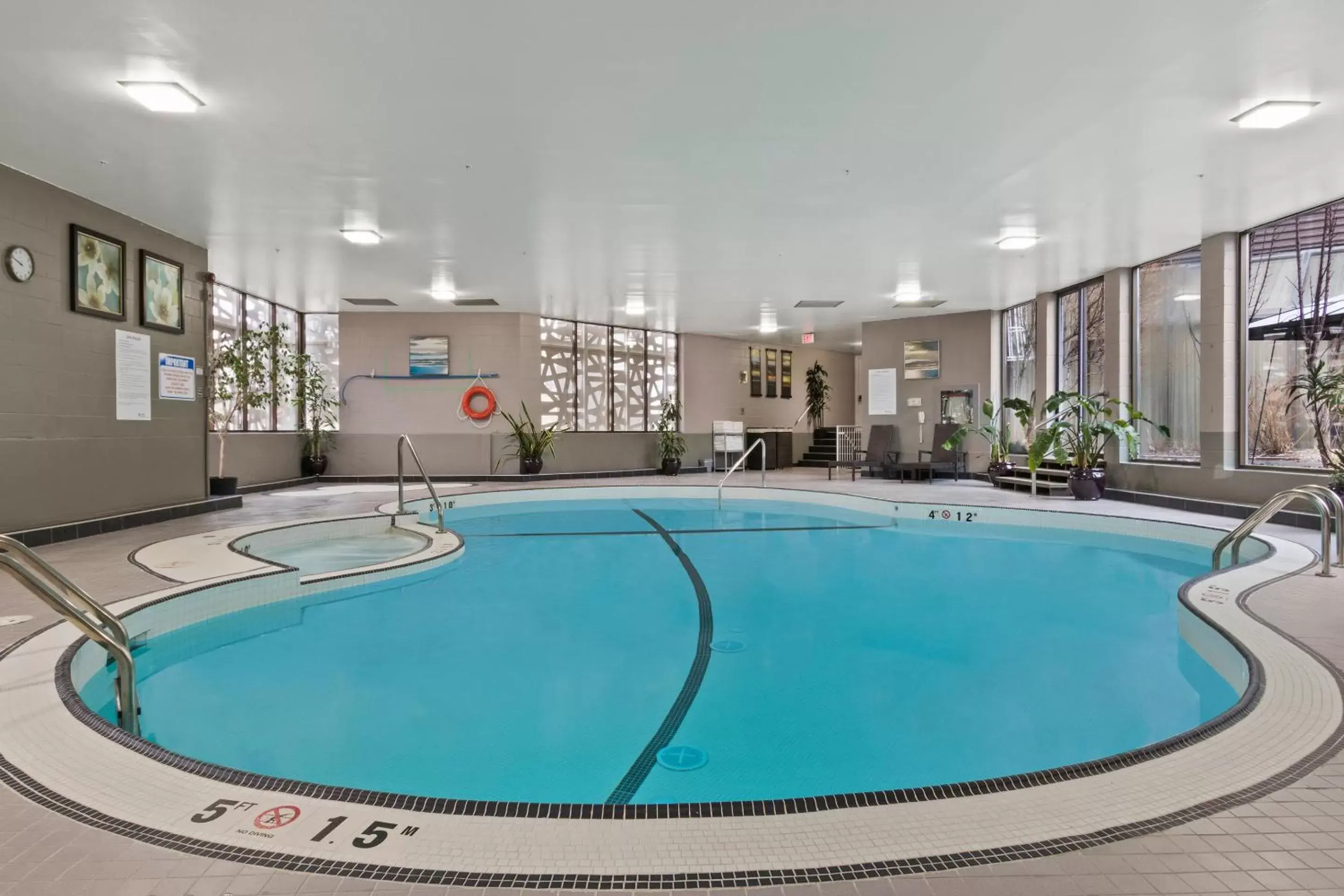 Swimming Pool in Best Western Premier Calgary Plaza Hotel & Conference Centre