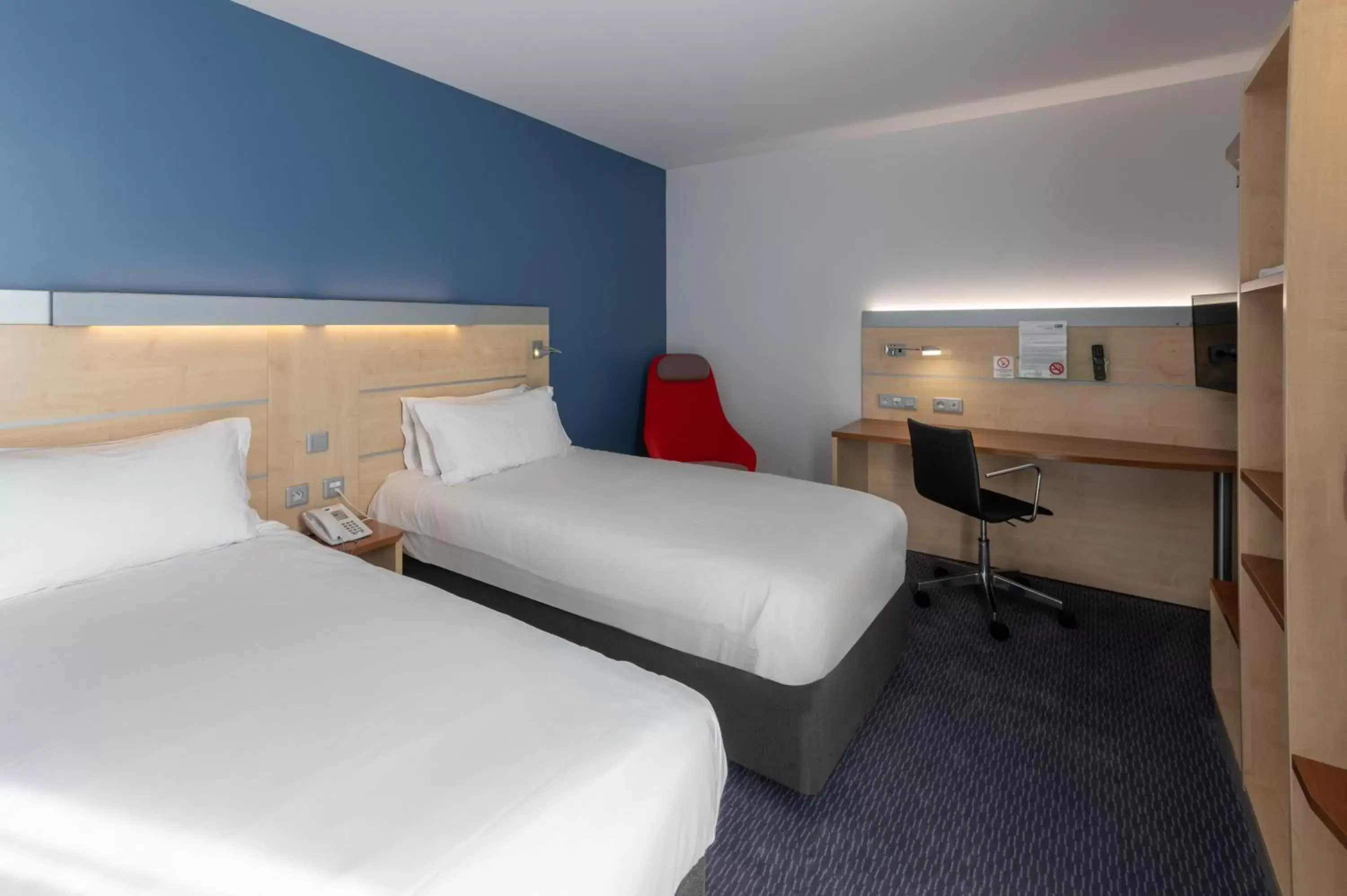 Photo of the whole room, Bed in Holiday Inn Express Saint-Nazaire, an IHG Hotel