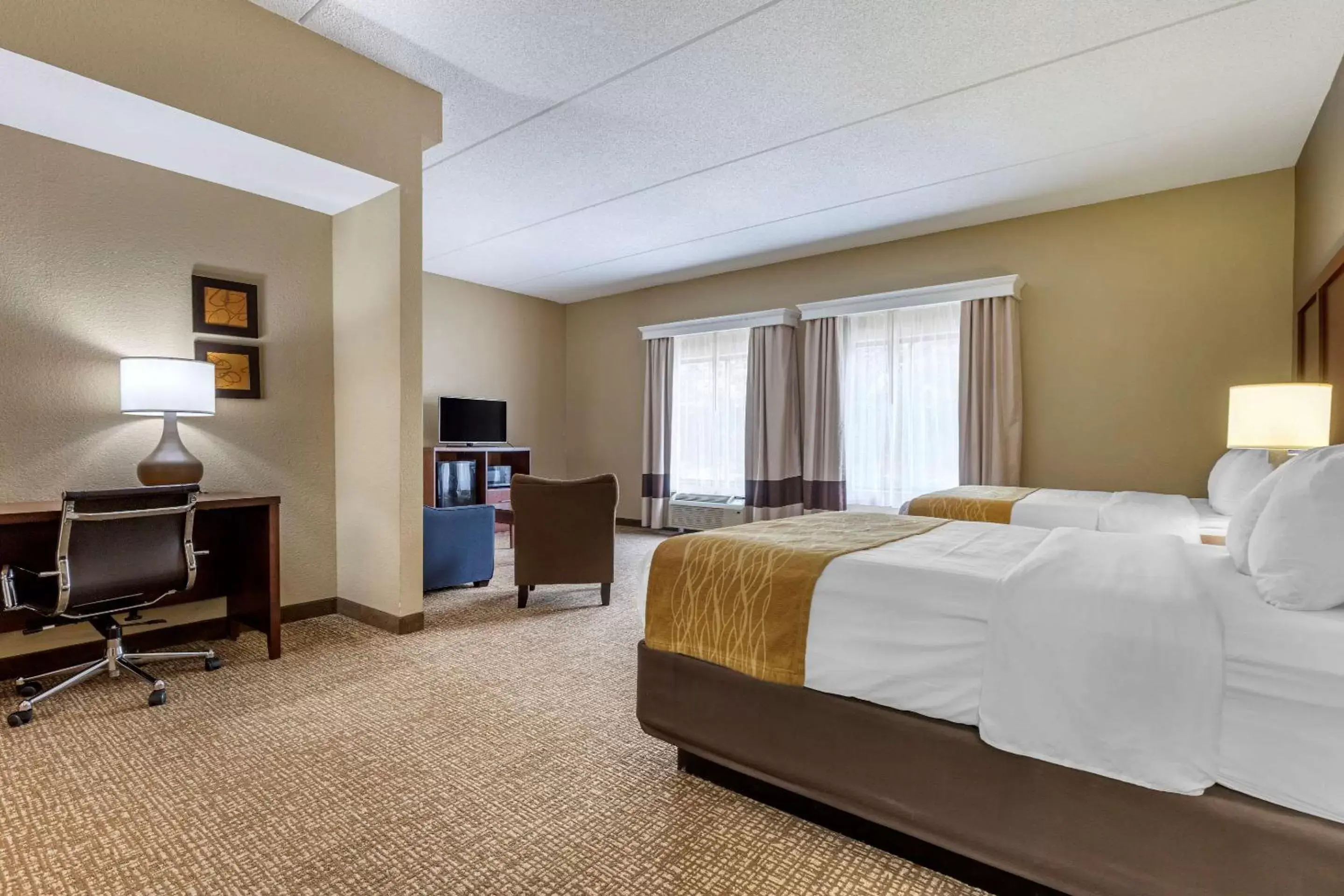 Photo of the whole room, Bed in Comfort Inn & Suites Mocksville I-40
