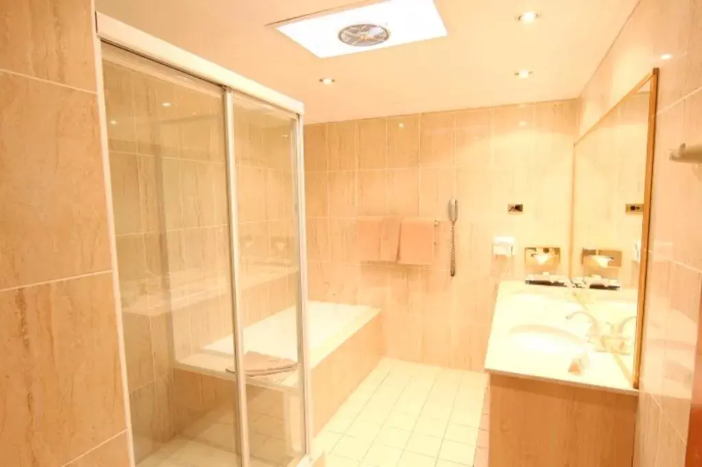 Bathroom in The Hermitage Motel - Campbelltown