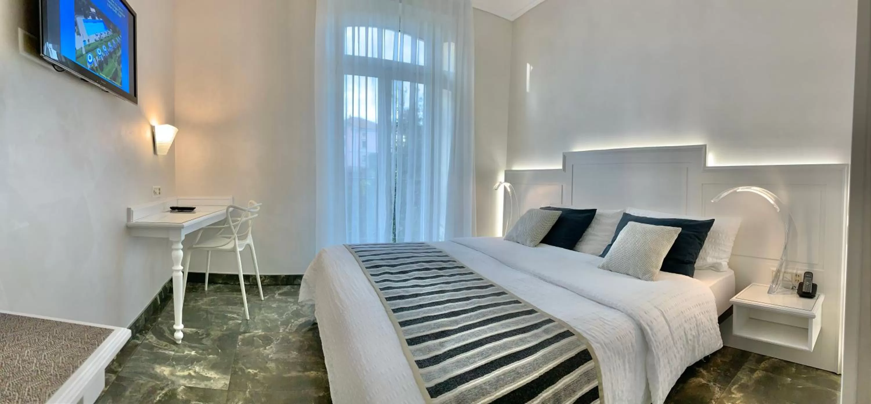 Bed in Continental Parkhotel