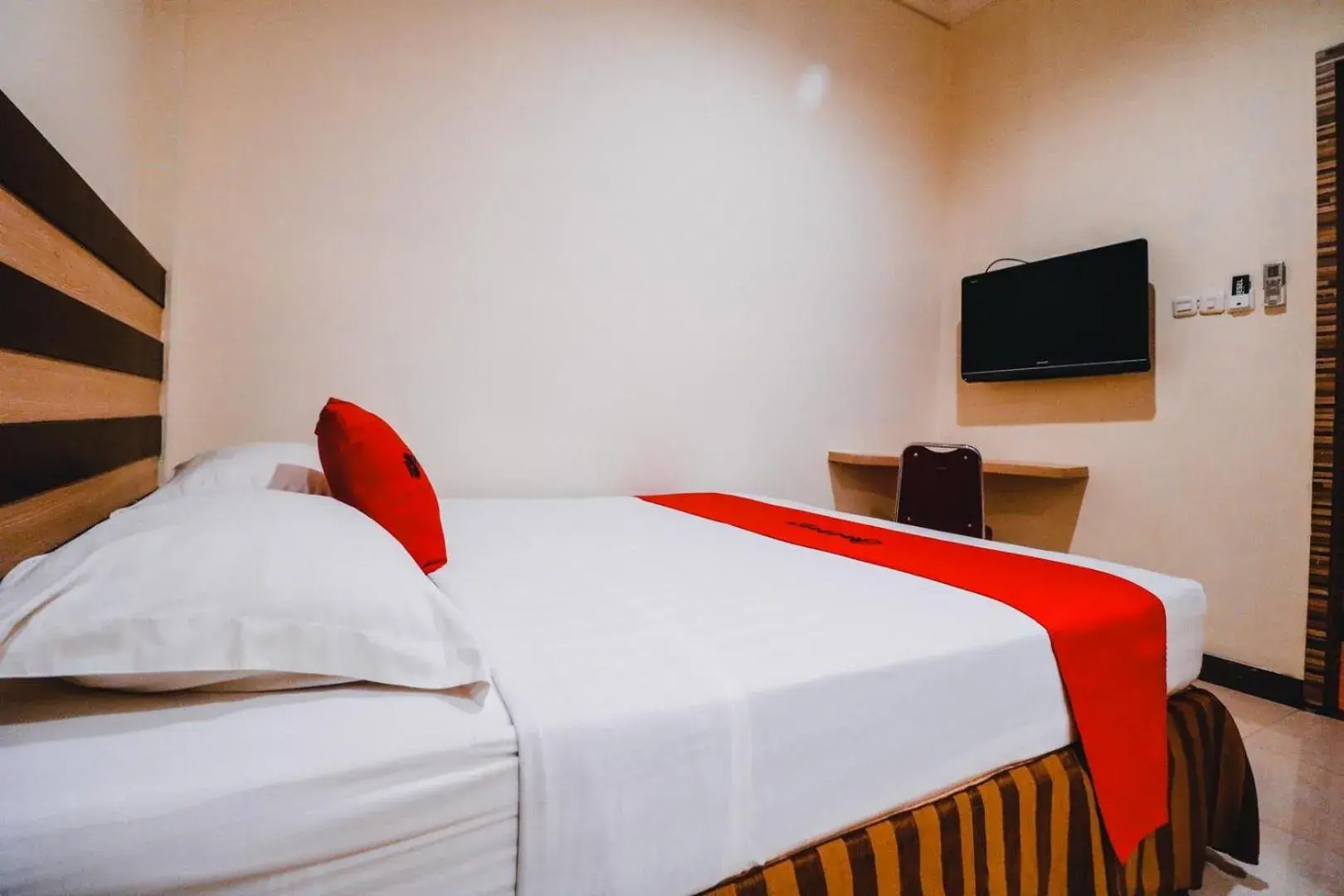 Bedroom, Bed in Reddoorz Plus near Makassar Town Square