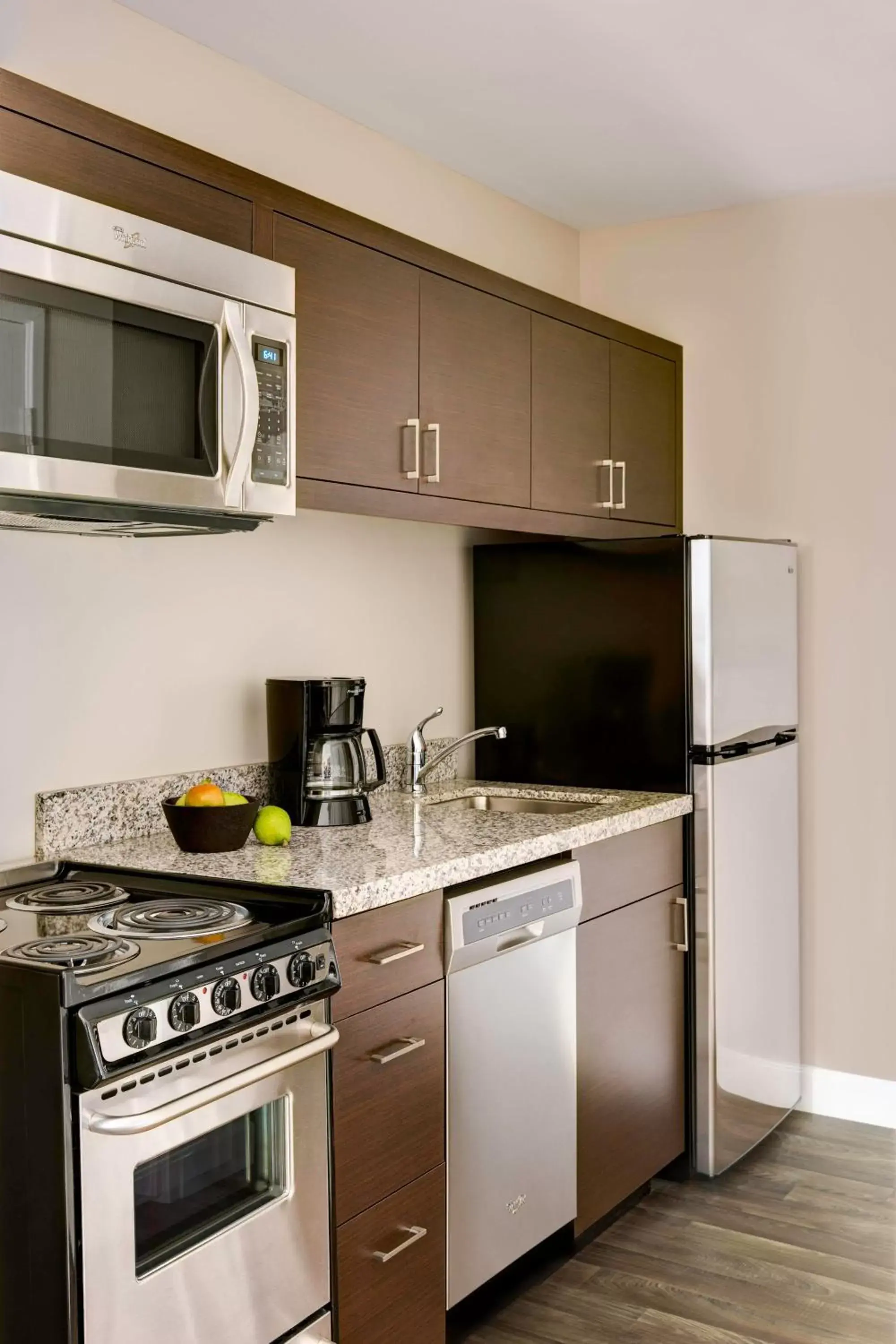 Bedroom, Kitchen/Kitchenette in TownePlace Suites by Marriott Pittsburgh Harmarville