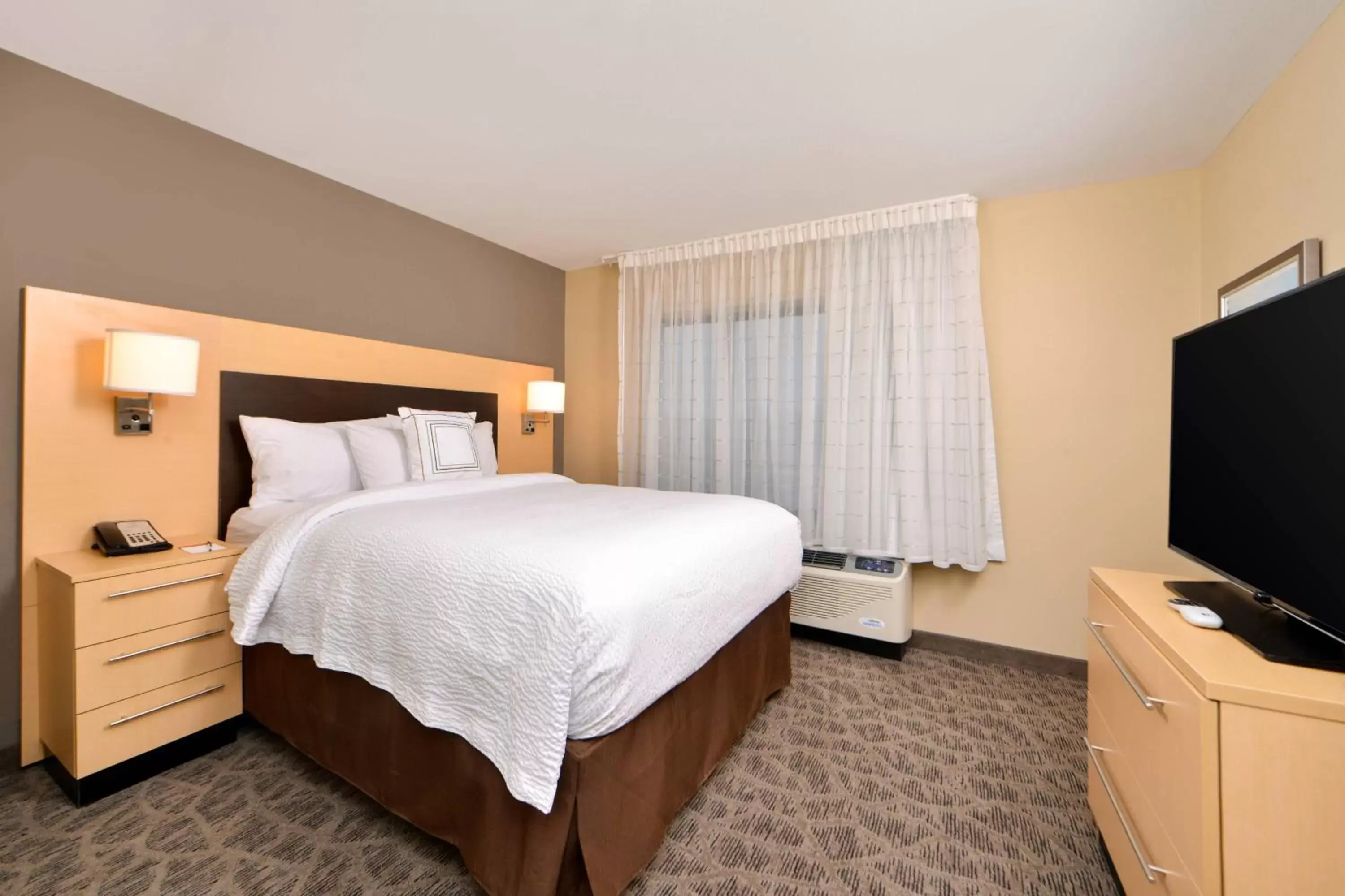Bedroom, Bed in TownePlace Suites by Marriott Detroit Commerce