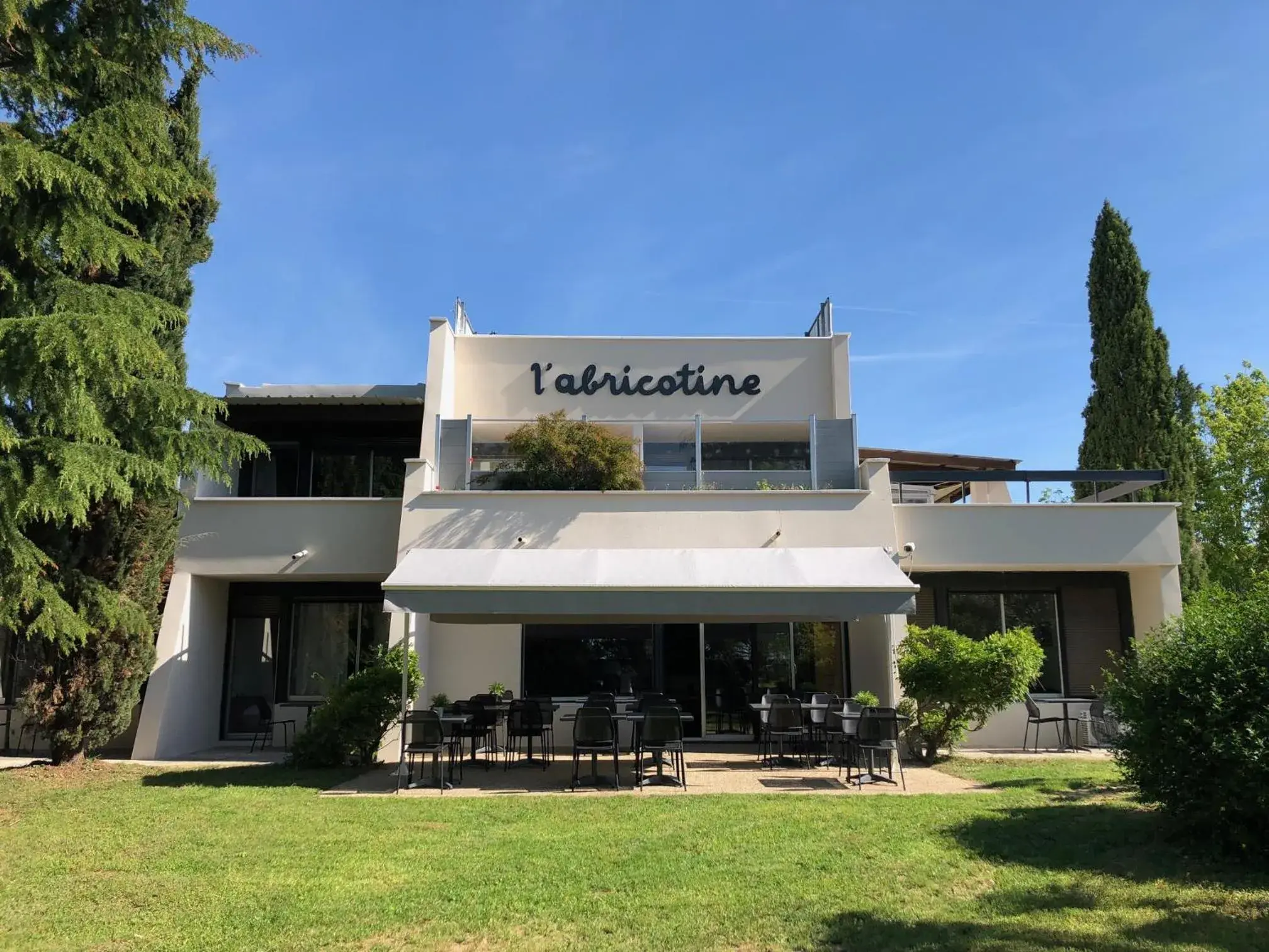 Patio, Property Building in Logis Hôtel l'Abricotine