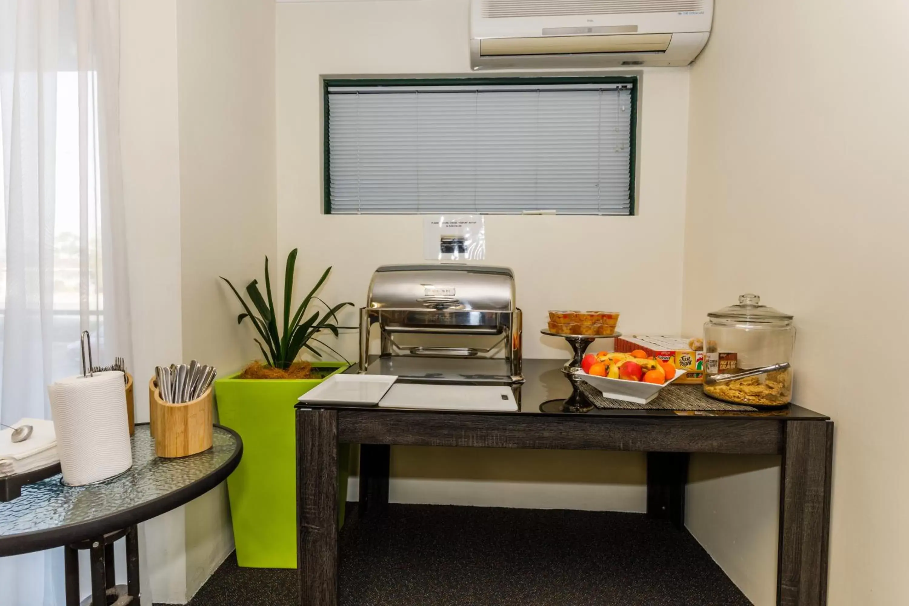 Food and drinks in Perth Ascot Central Apartment Hotel