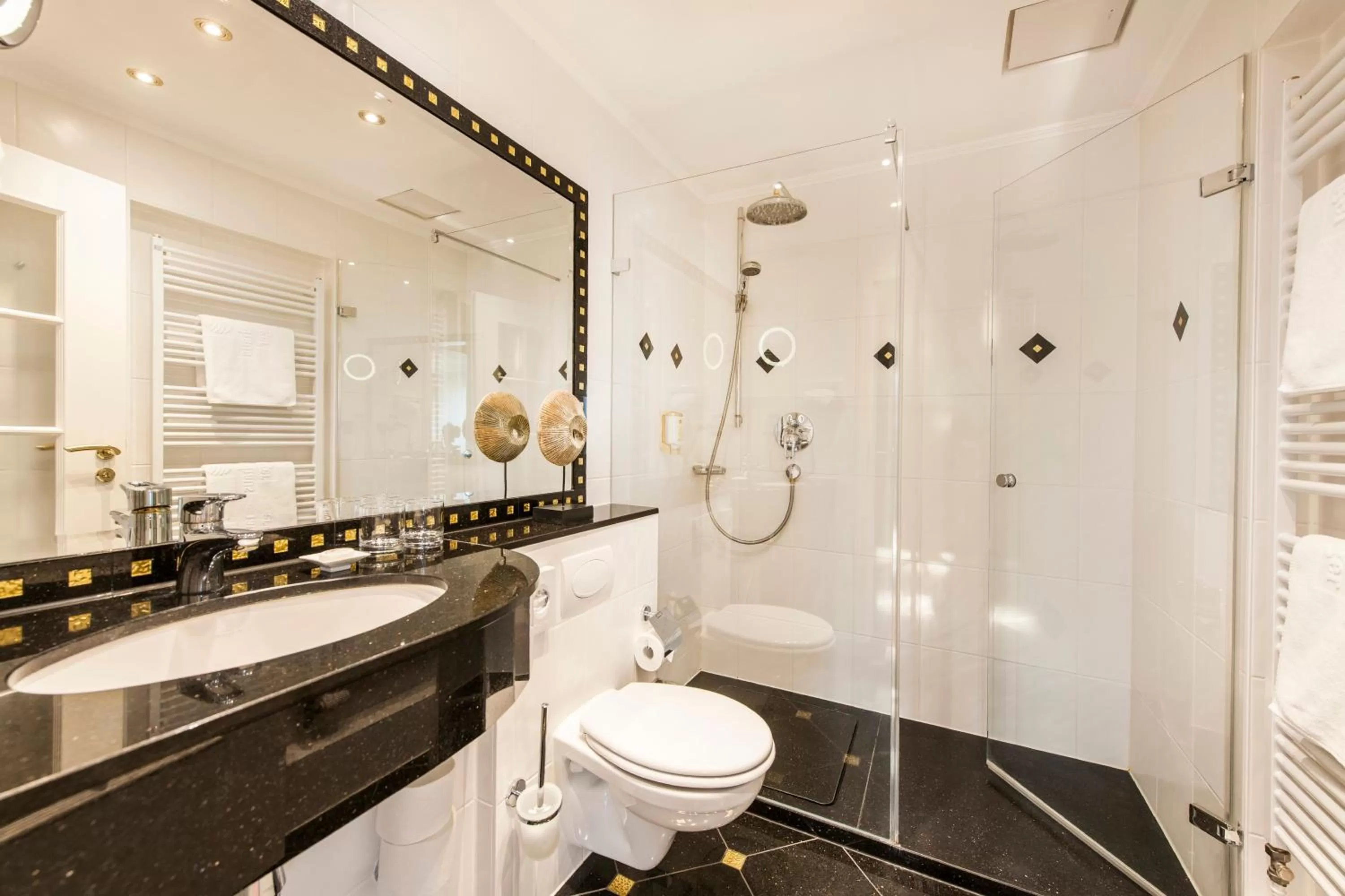 Shower in Büngers Apartment-Hotel mit Gartensauna - modern, gemütlich und strandnah