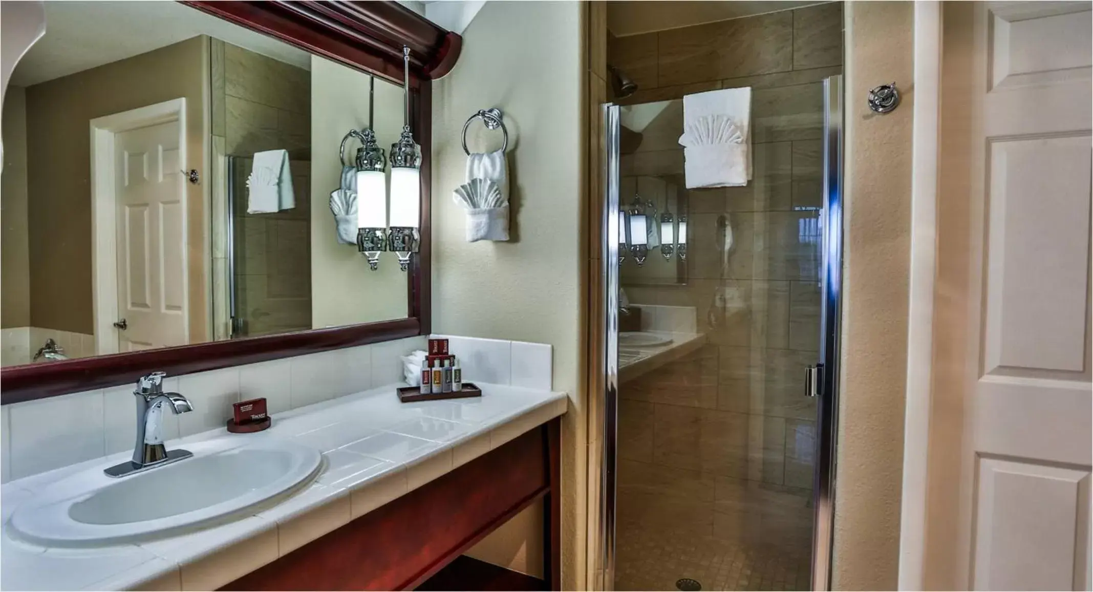 Shower, Bathroom in Tuscany Suites & Casino