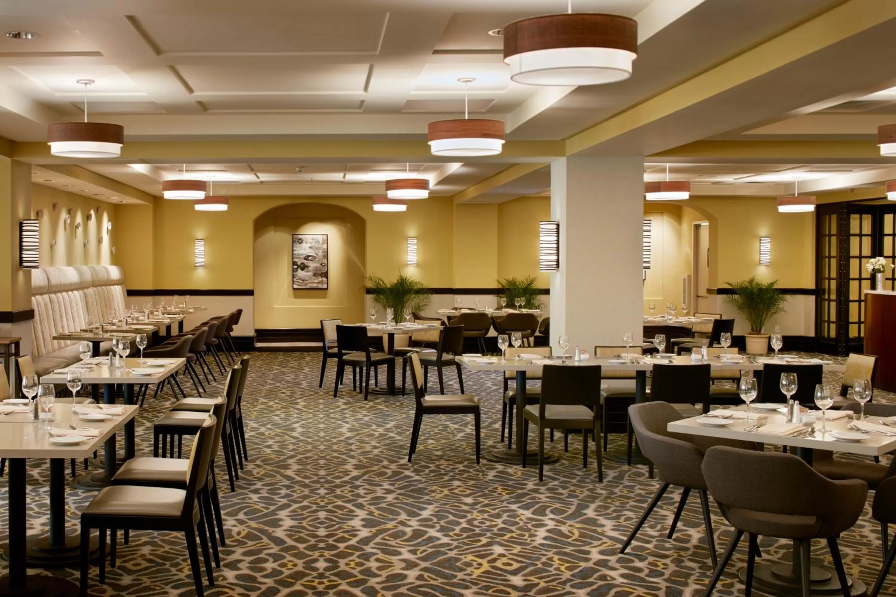 Restaurant/places to eat in Crowne Plaza Cabana Hotel by IHG