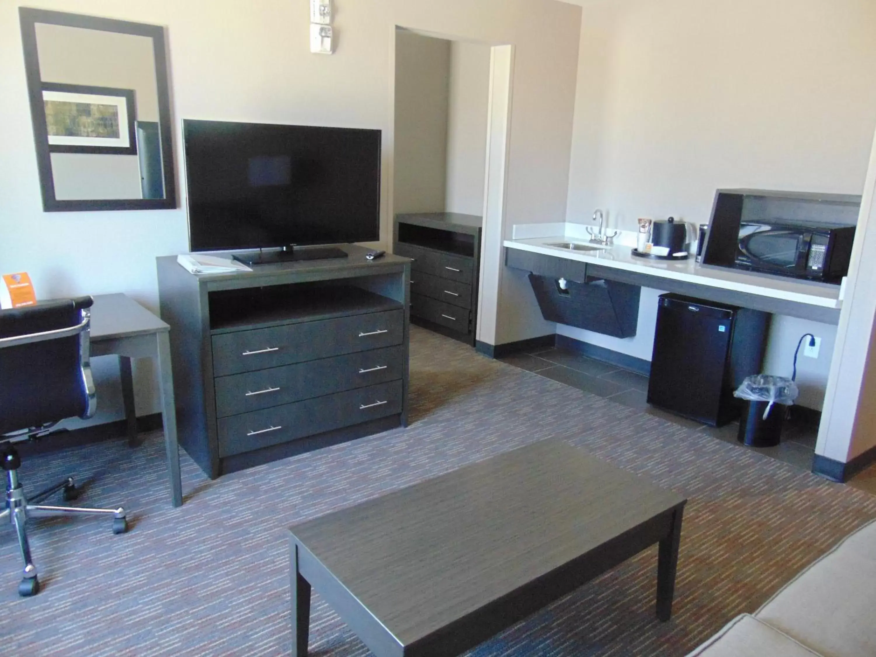 Living room, TV/Entertainment Center in Wingate by Wyndham Lubbock