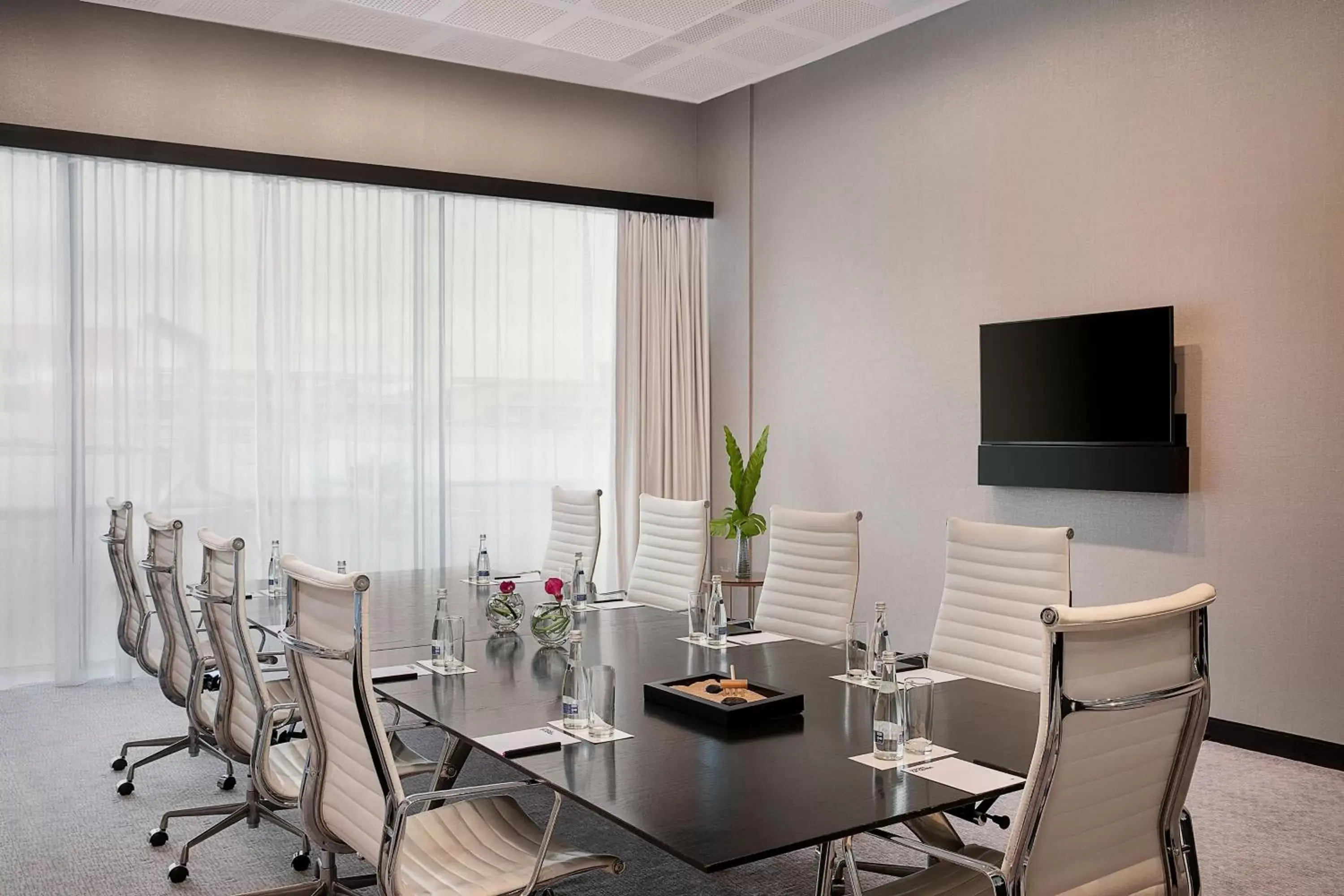 Meeting/conference room, TV/Entertainment Center in W Abu Dhabi - Yas Island