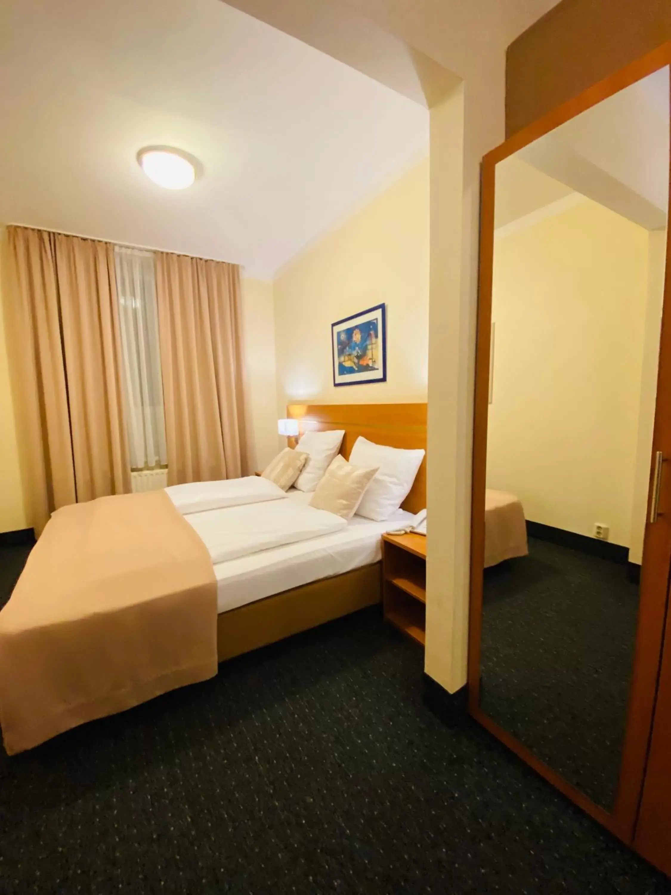 Photo of the whole room, Bed in Hotel Hansehof Photo of the whole room, Bed in Hotel Hansehof