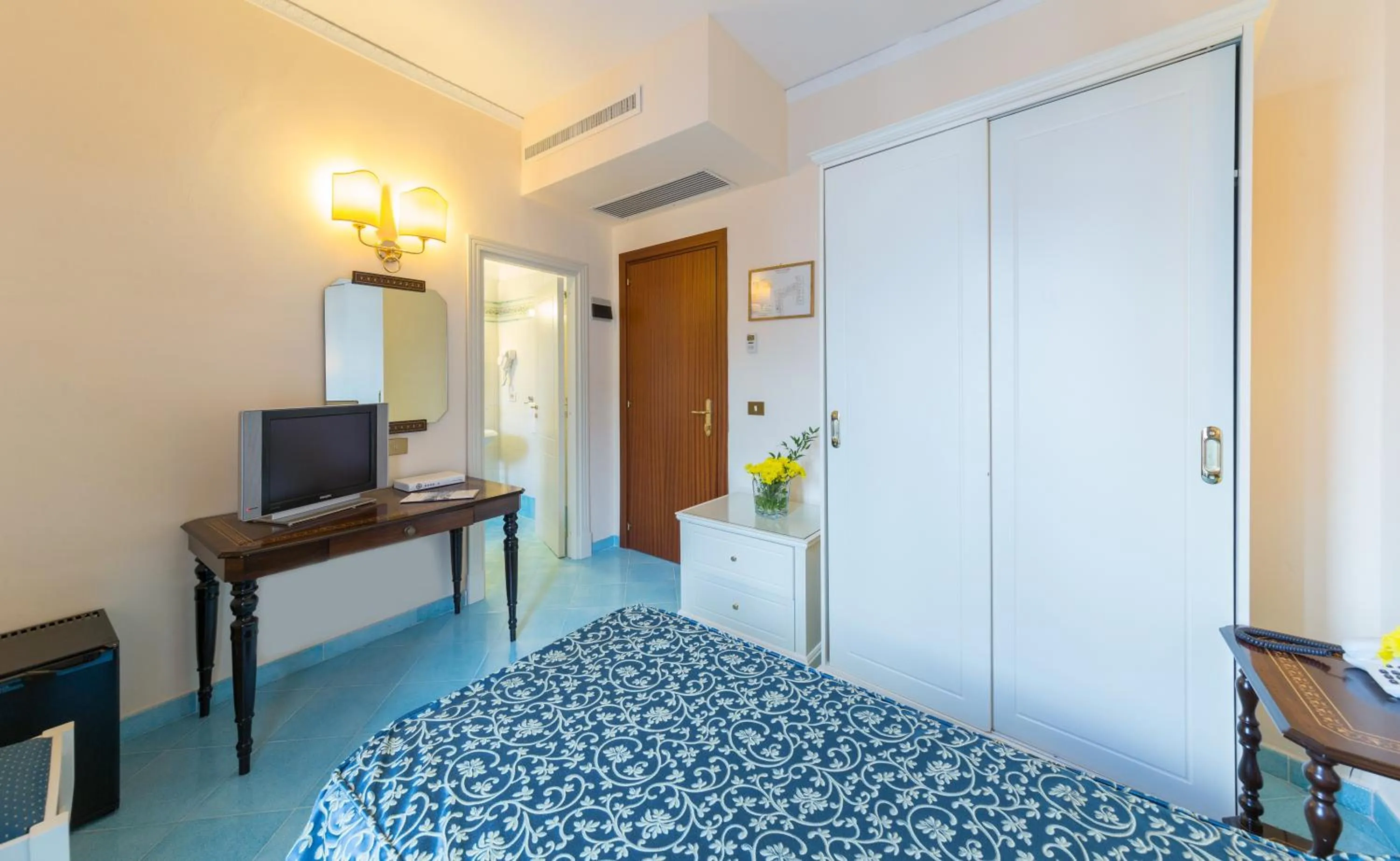 wardrobe, Bed in Hotel Iaccarino