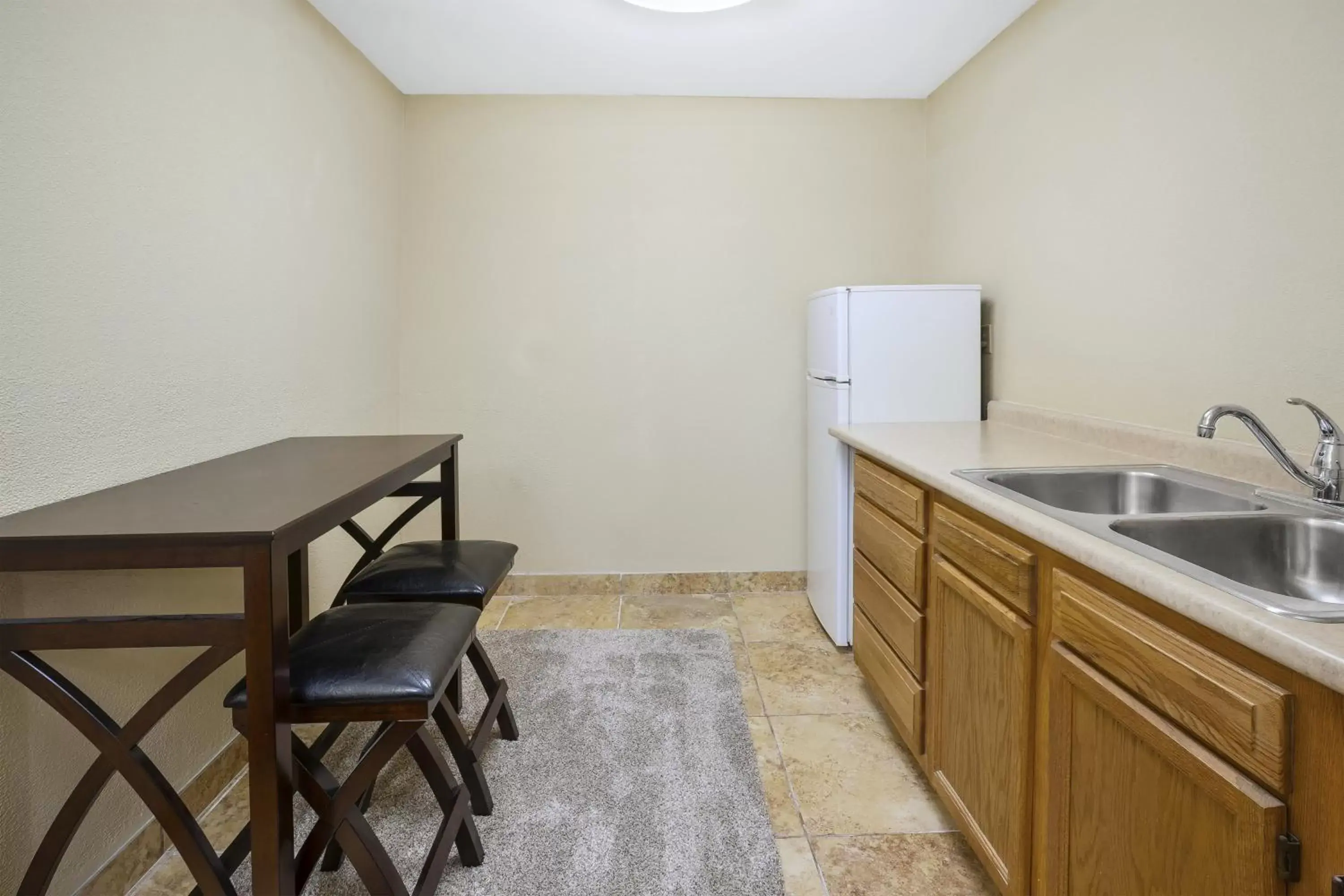 Photo of the whole room, Kitchen/Kitchenette in Holiday Inn Express Hotel & Suites Circleville, an IHG Hotel