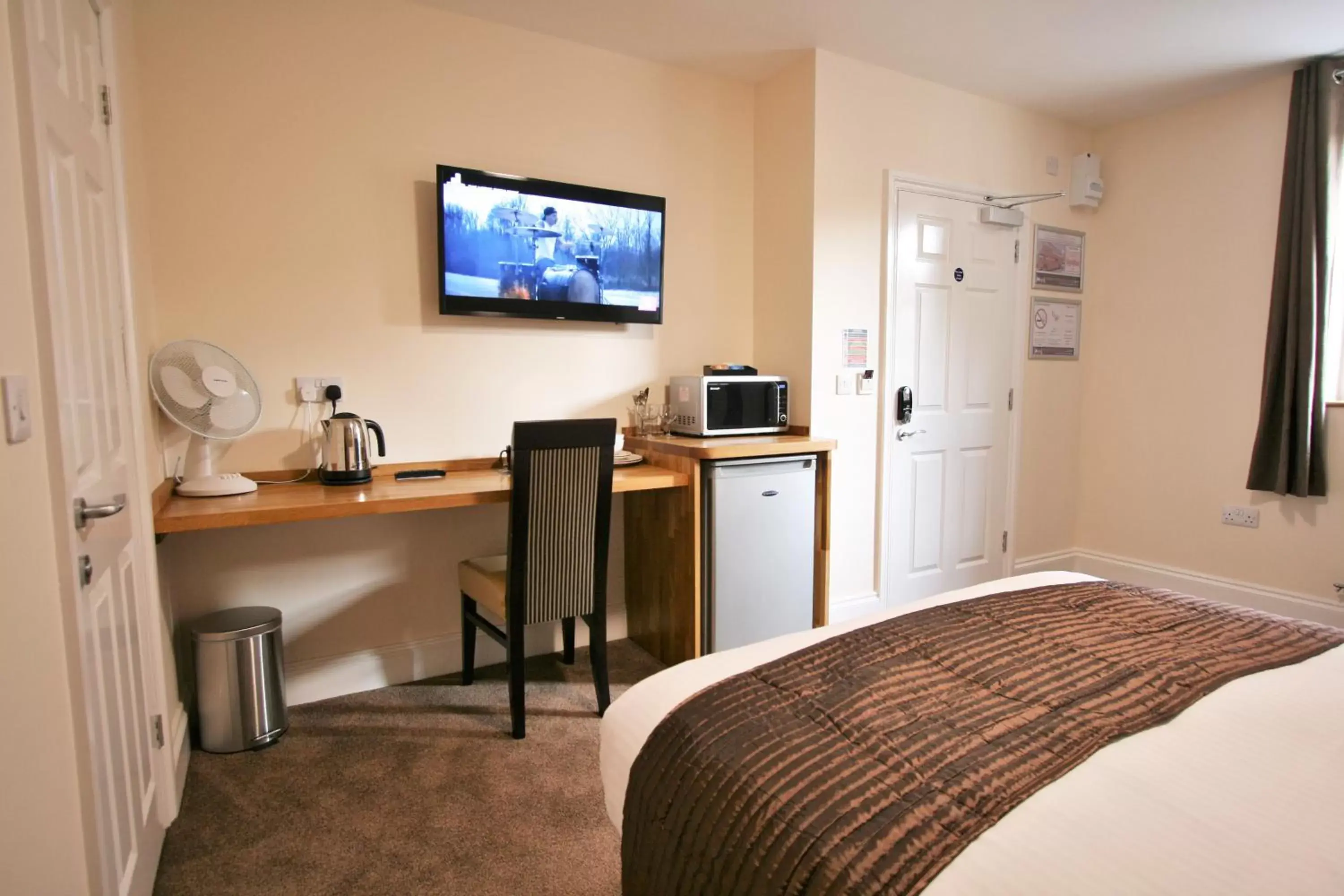 Bed, TV/Entertainment Center in New County Hotel & Serviced Apartments by RoomsBooked
