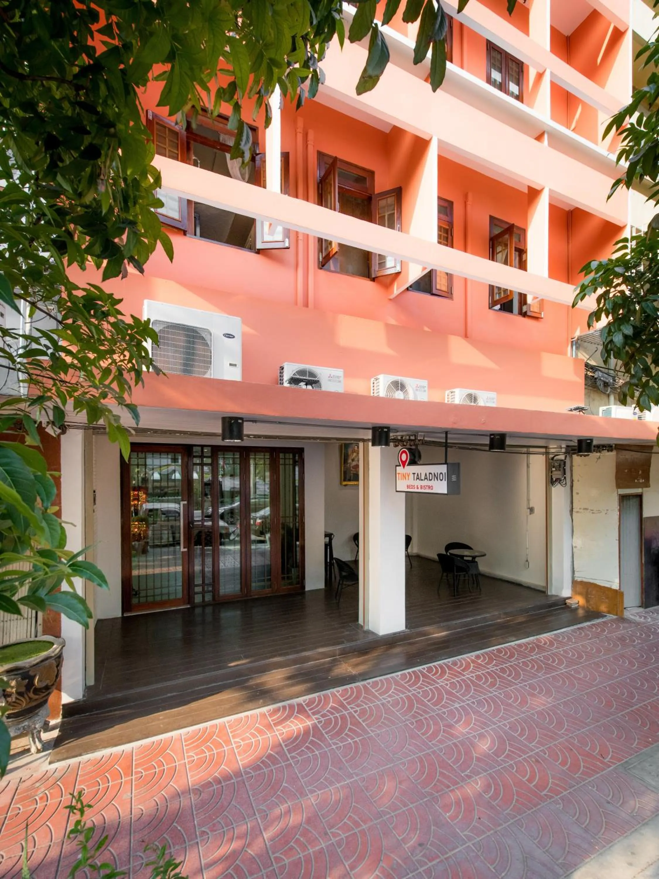 Facade/entrance in Tiny Taladnoi Hostel