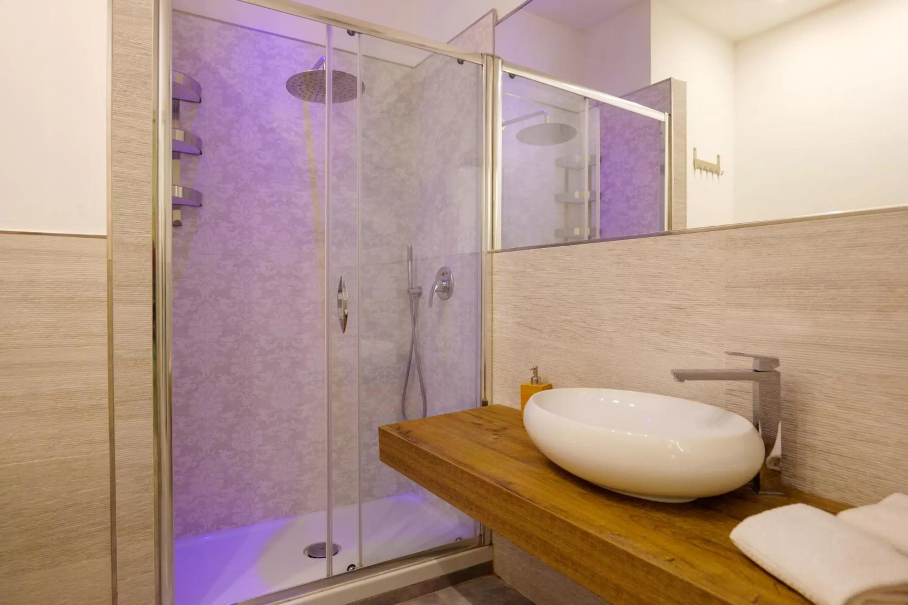 Shower, Bathroom in Relais Vittorio Veneto - Luxotel & Apartotel