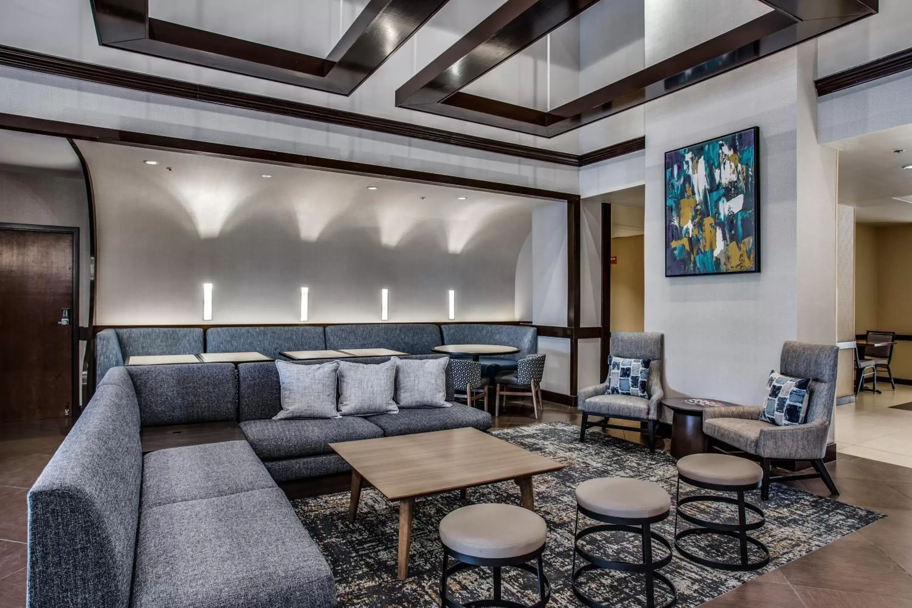 Communal lounge/ TV room in Hyatt Place Fort Worth / Cityview