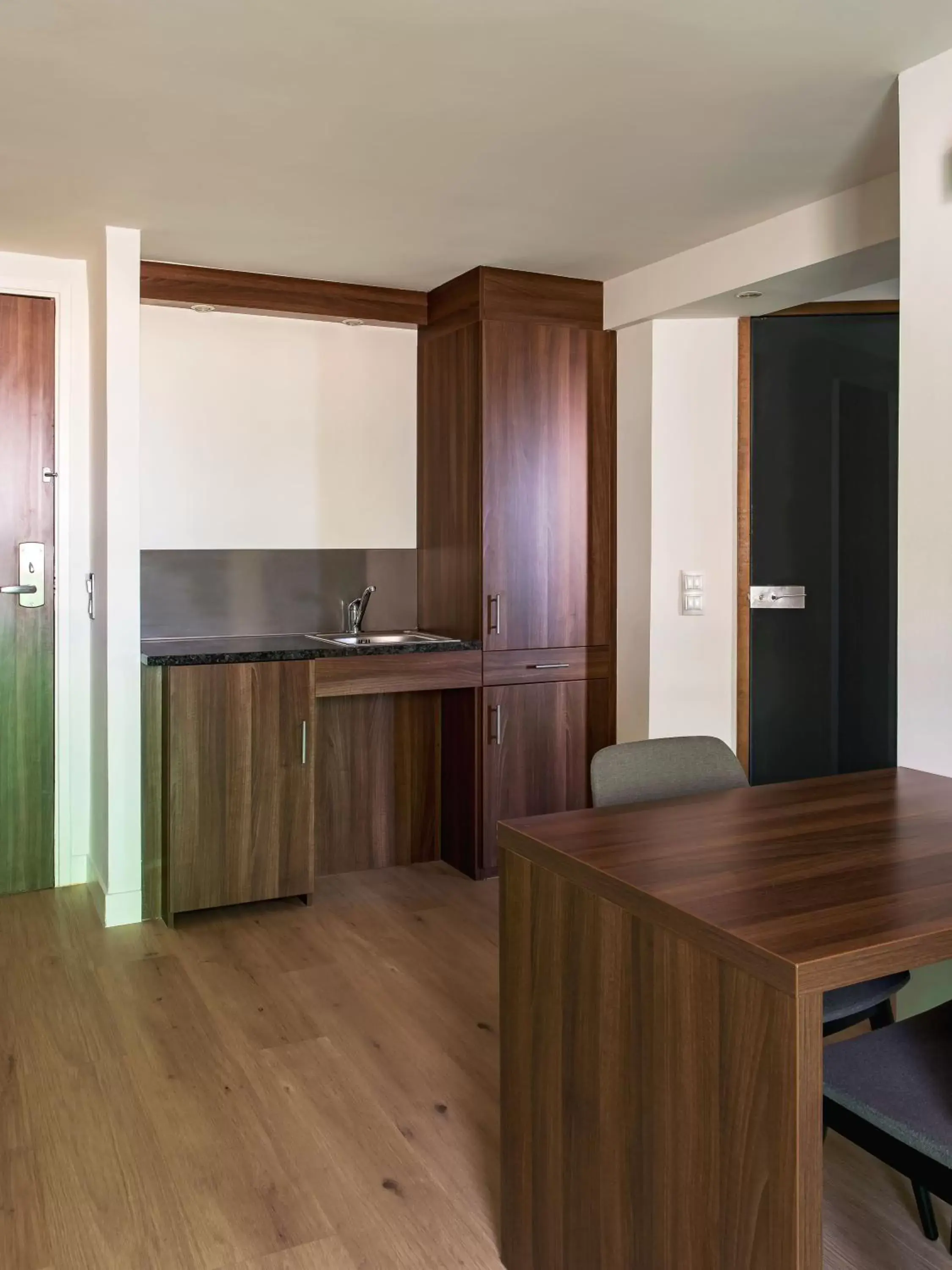 Photo of the whole room, Kitchen/Kitchenette in Holiday Inn - Marseille Airport, an IHG Hotel