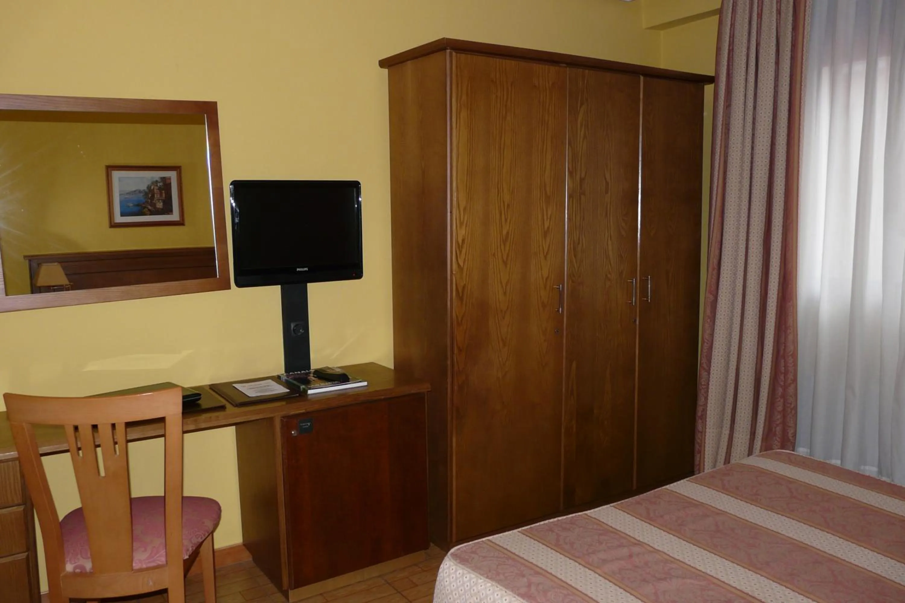 Photo of the whole room, Bed in Idh Angel