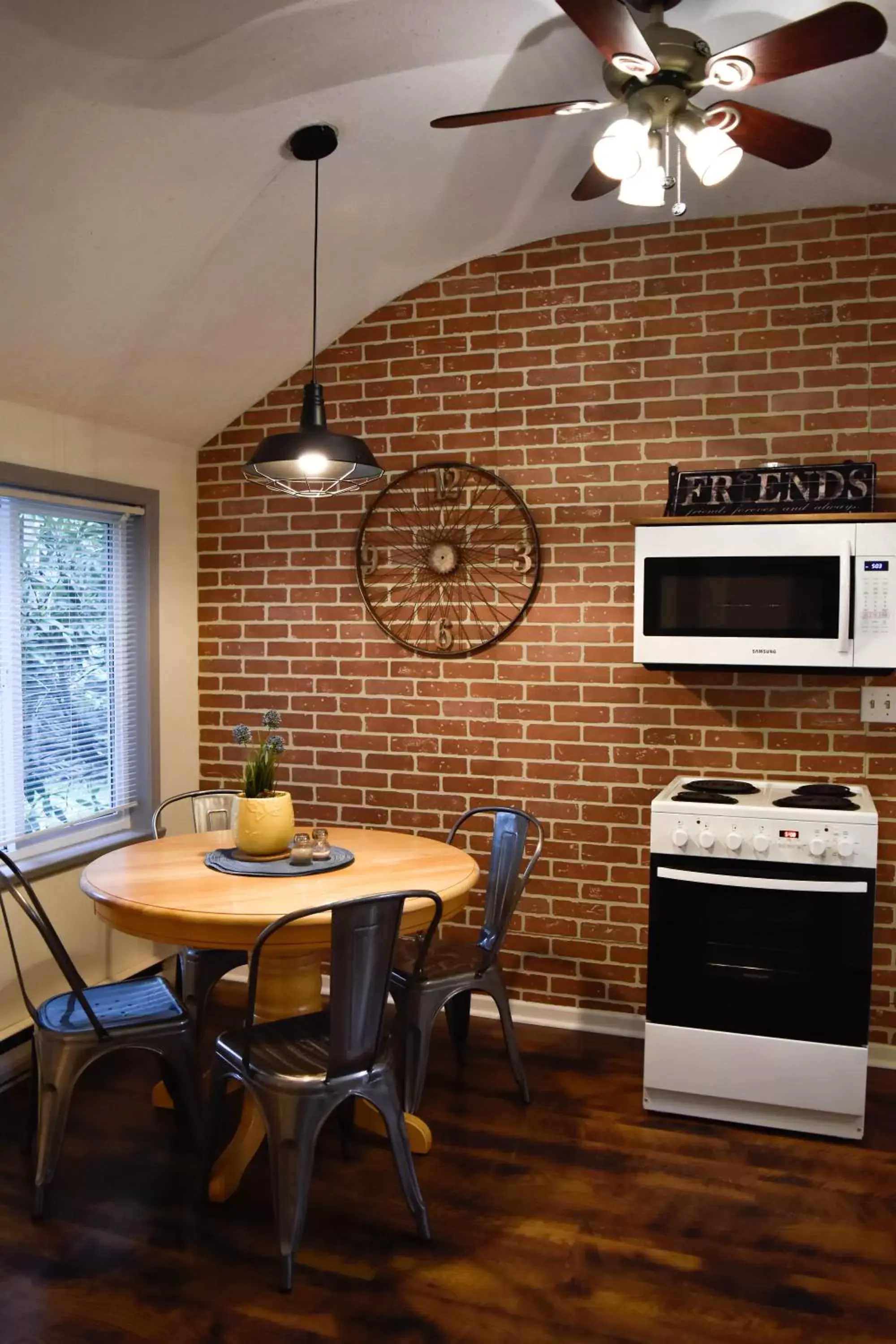 Kitchen or kitchenette, Dining Area in Bramblebank Cottages